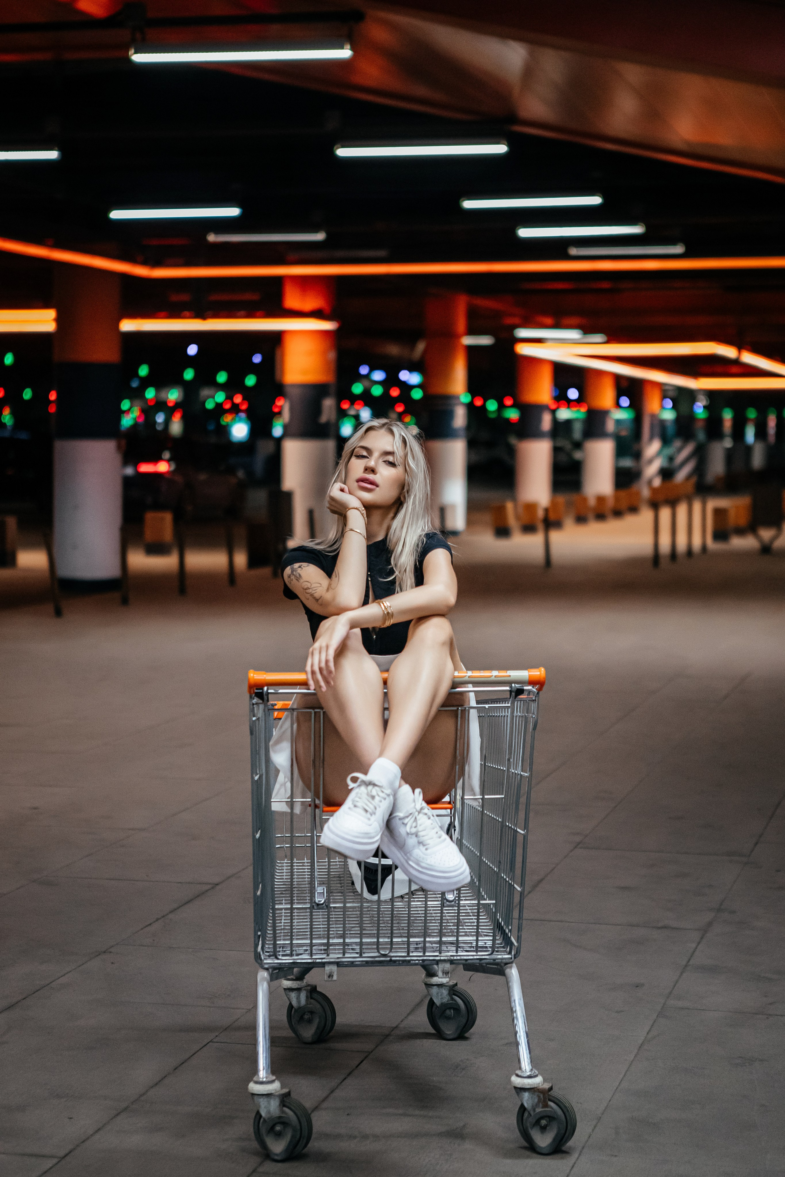 Тележка на подземной парковке. Elena Sova — семейный и женский фотограф в Санкт-Петербурге