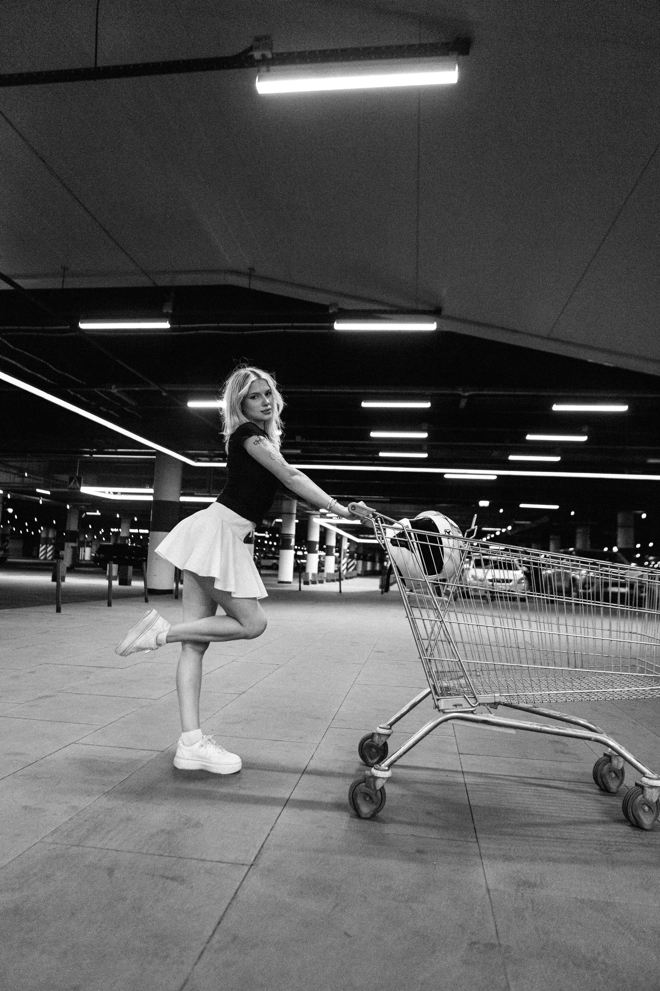 Тележка на подземной парковке. Elena Sova — семейный и женский фотограф в Санкт-Петербурге