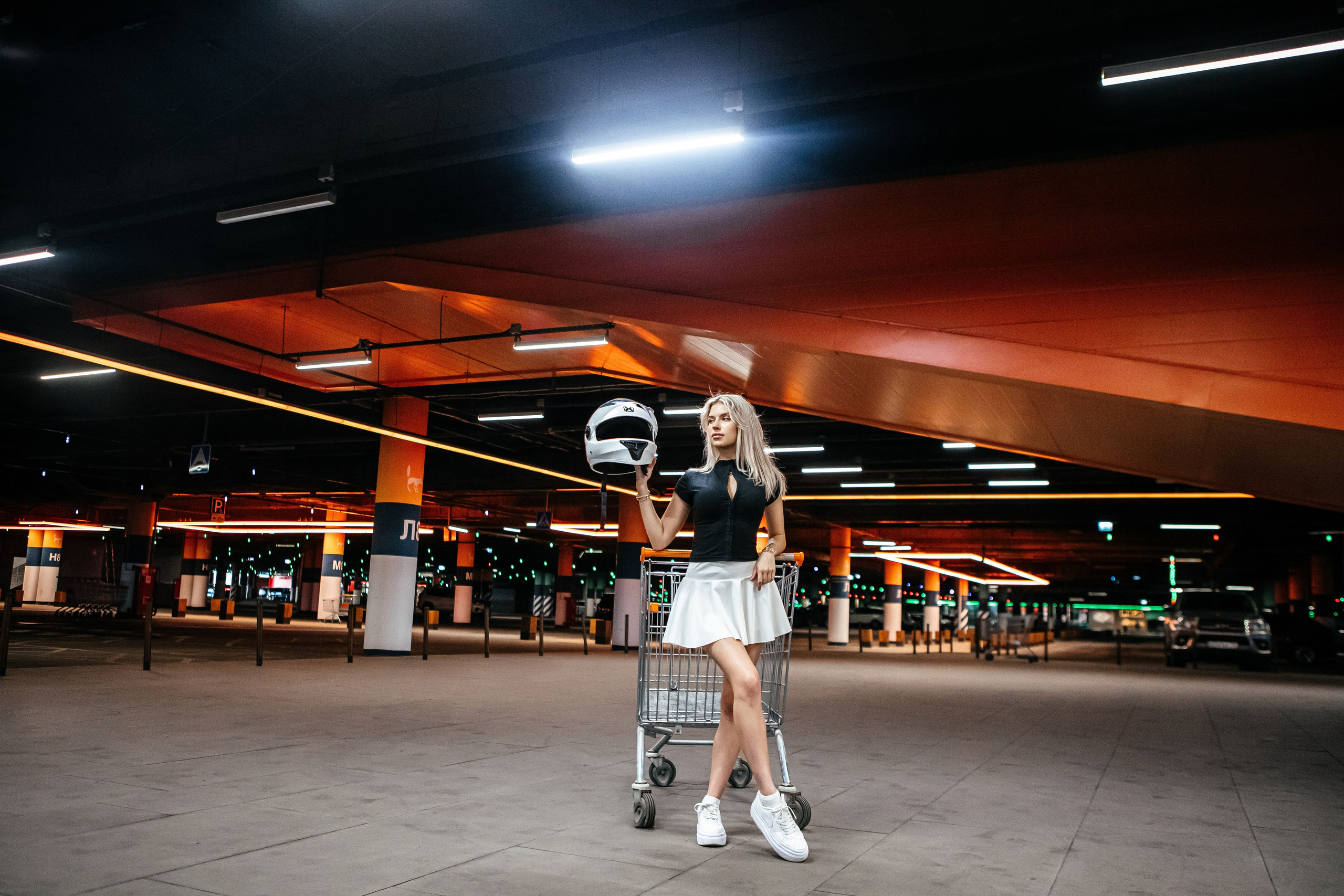 Тележка на подземной парковке. Elena Sova — семейный и женский фотограф в Санкт-Петербурге