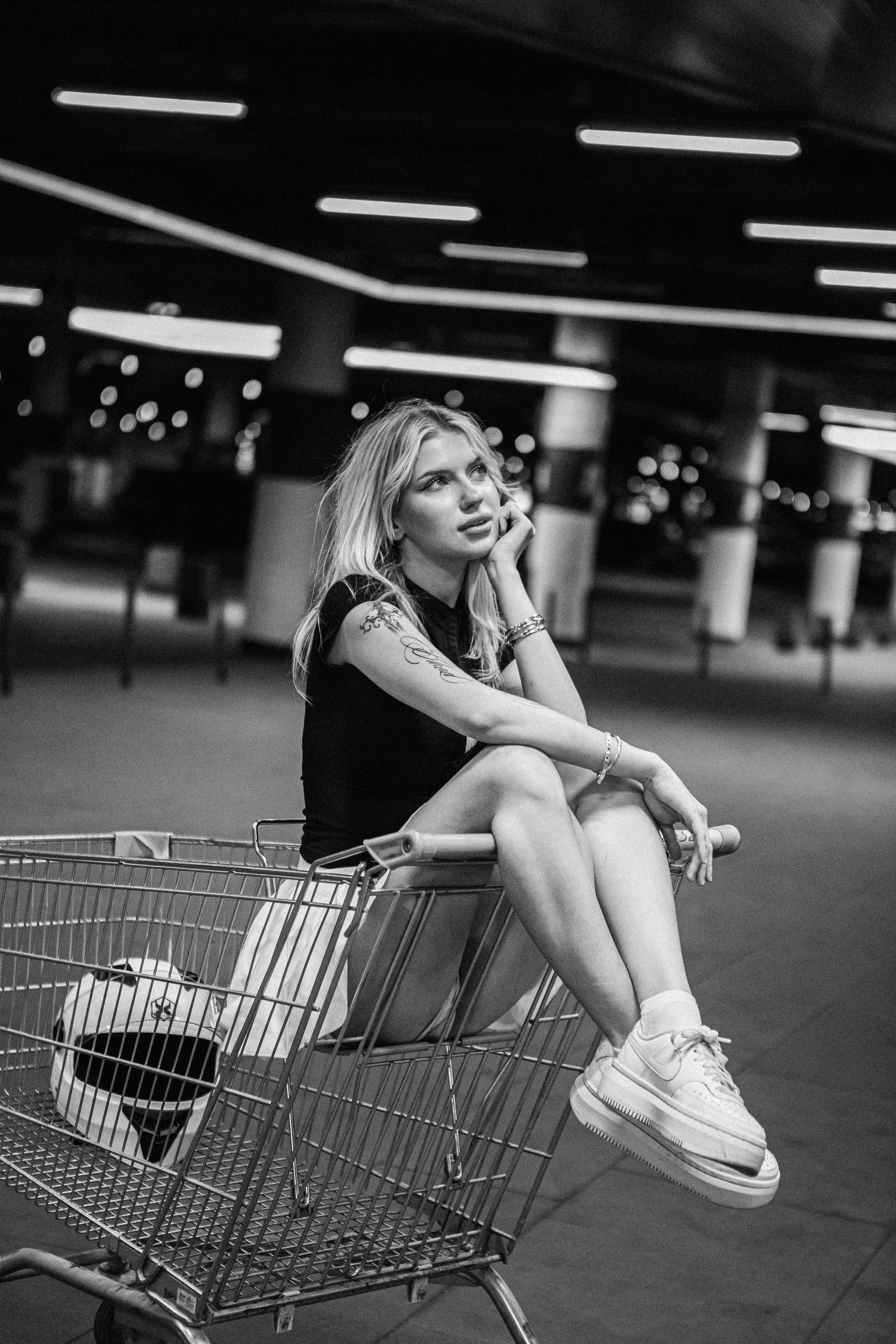 Тележка на подземной парковке. Elena Sova — семейный и женский фотограф в Санкт-Петербурге
