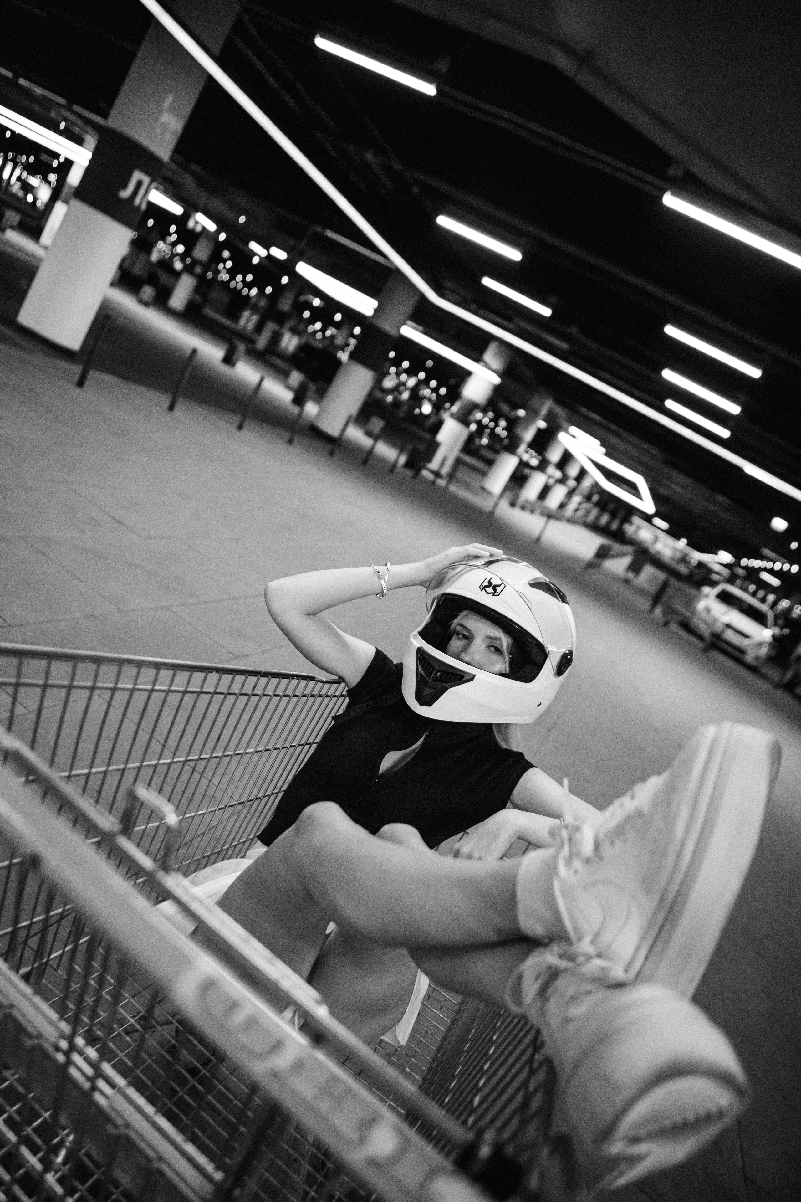 Тележка на подземной парковке. Elena Sova — семейный и женский фотограф в Санкт-Петербурге