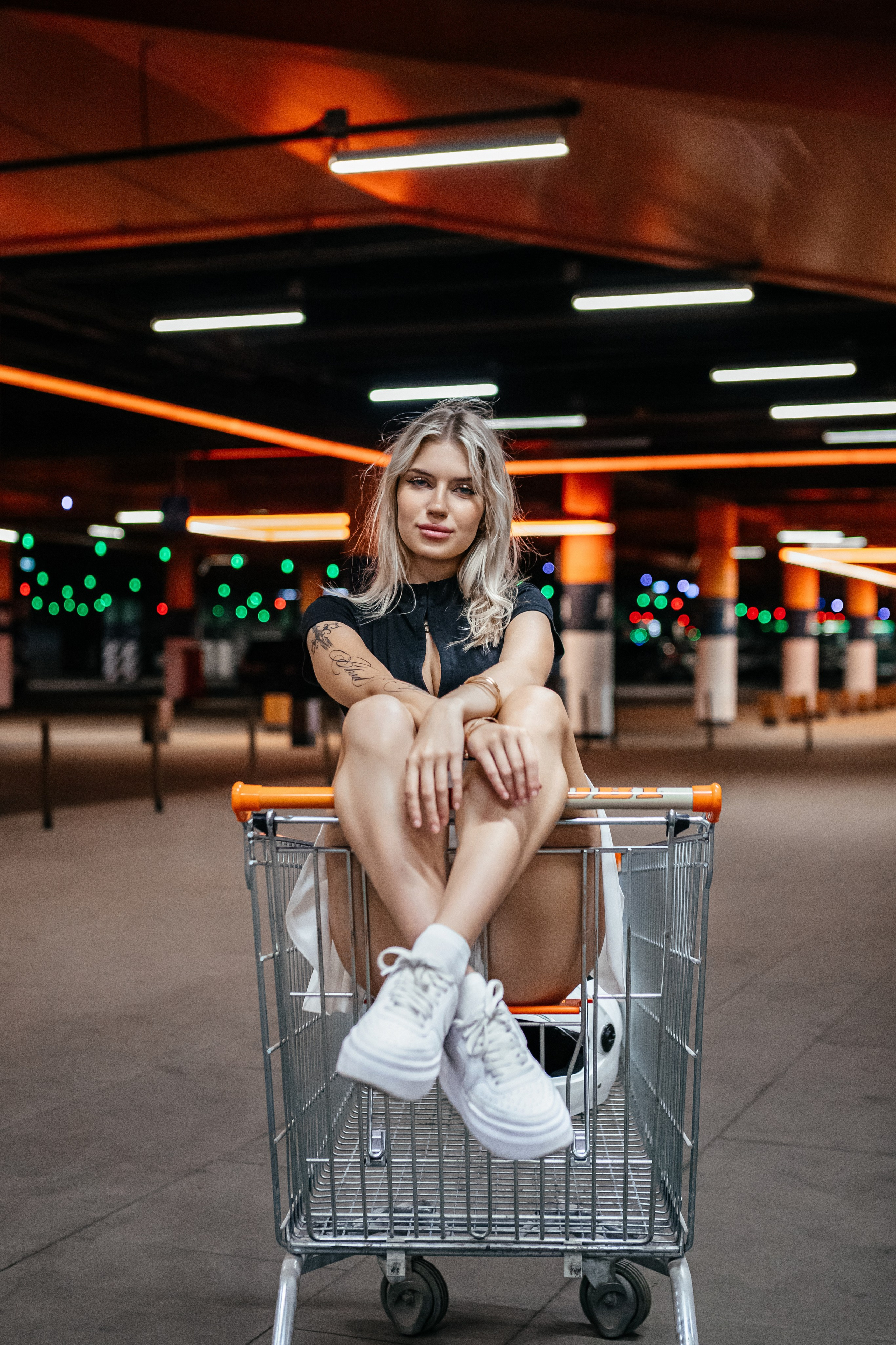 Тележка на подземной парковке. Elena Sova — семейный и женский фотограф в Санкт-Петербурге
