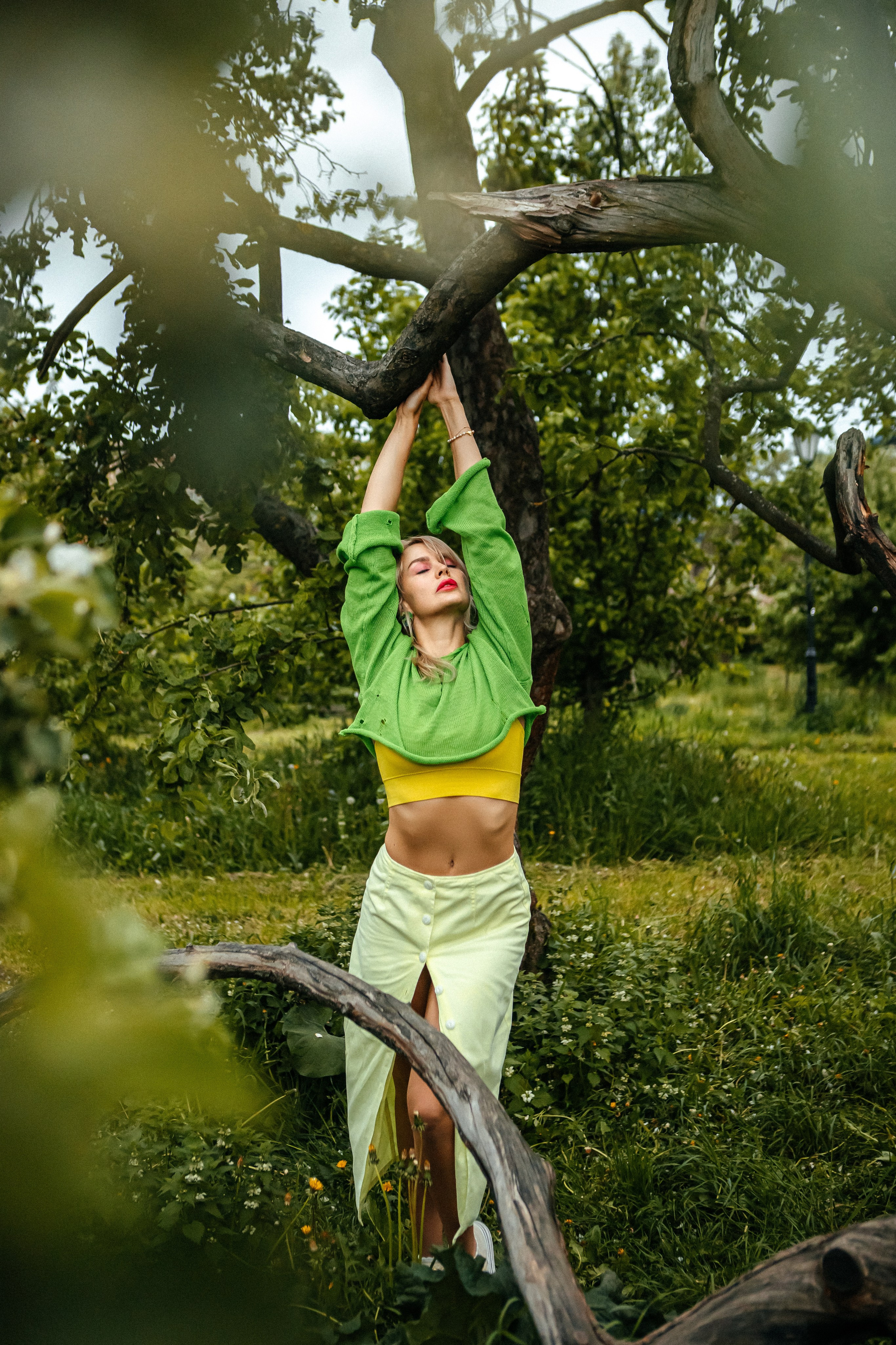 Вика — яркое настроение в яблонях. Elena Sova — семейный и женский фотограф в Санкт-Петербурге