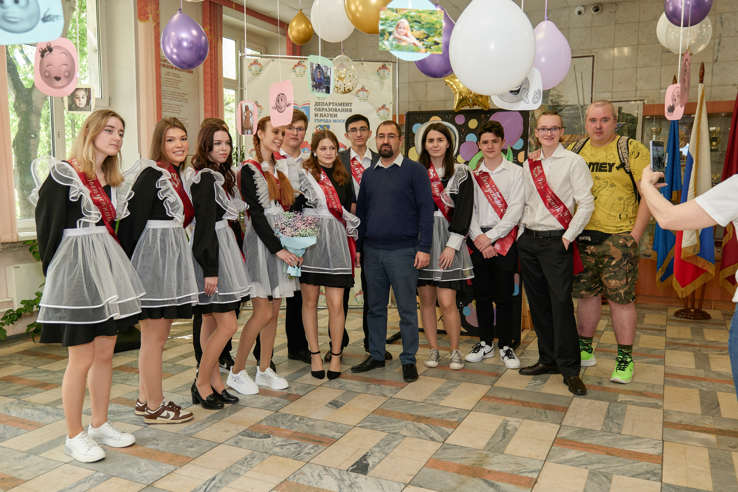 Последний звонок школа 1413. Детский и семейный фотограф г. Москва Оксана Катаджи