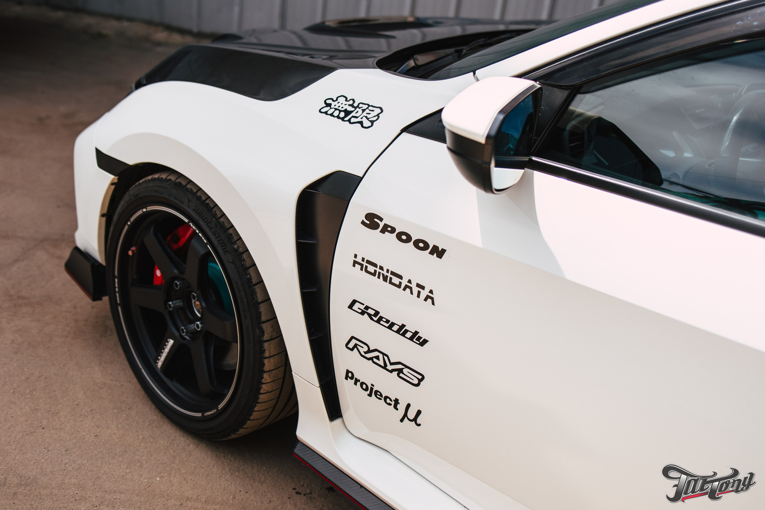 Honda Сivic type R снятие краски c капота и лачка карбона. DeLorein