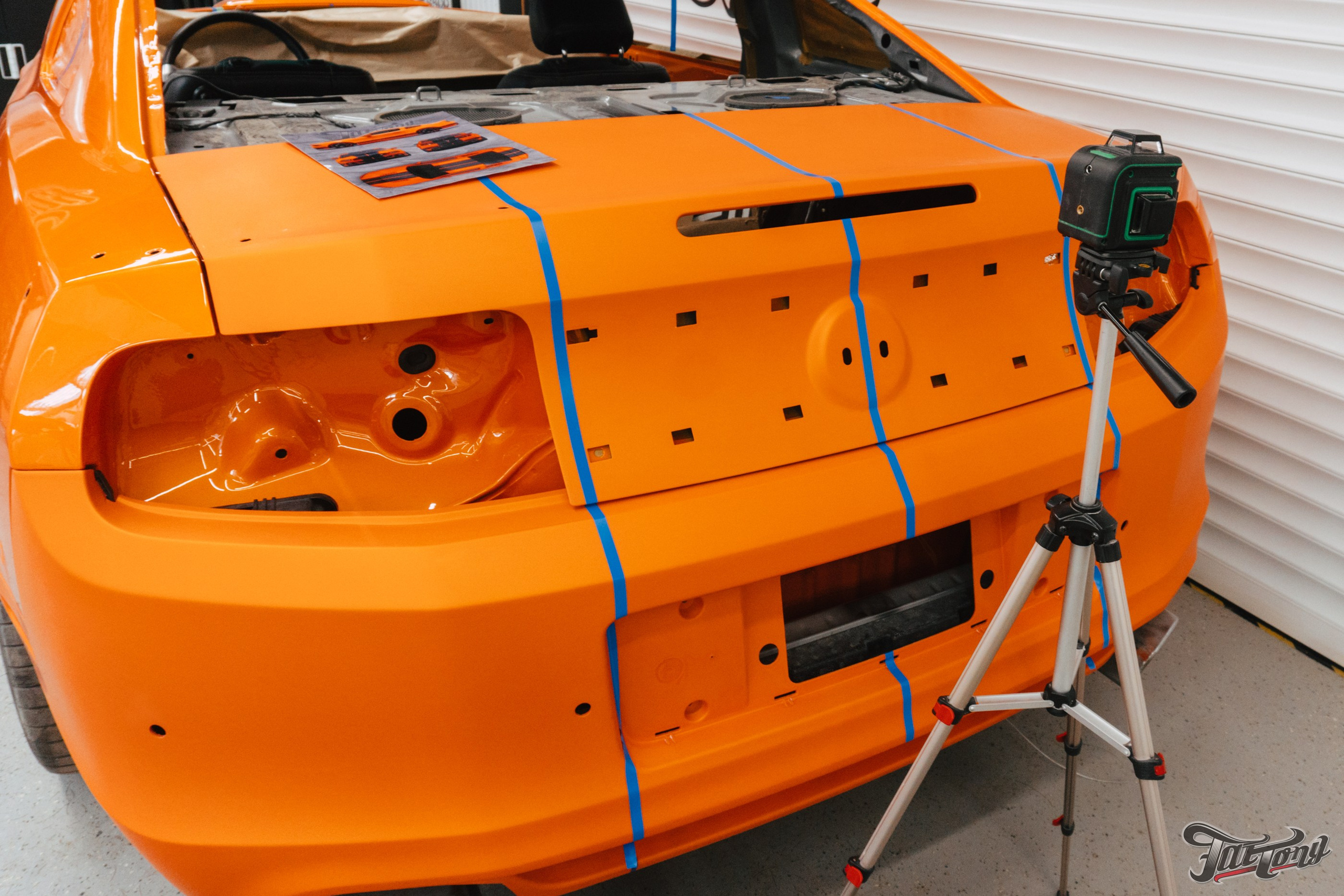 Ford Mustang Roush оранжевый окрас кузова и выкрас полос. DeLorein