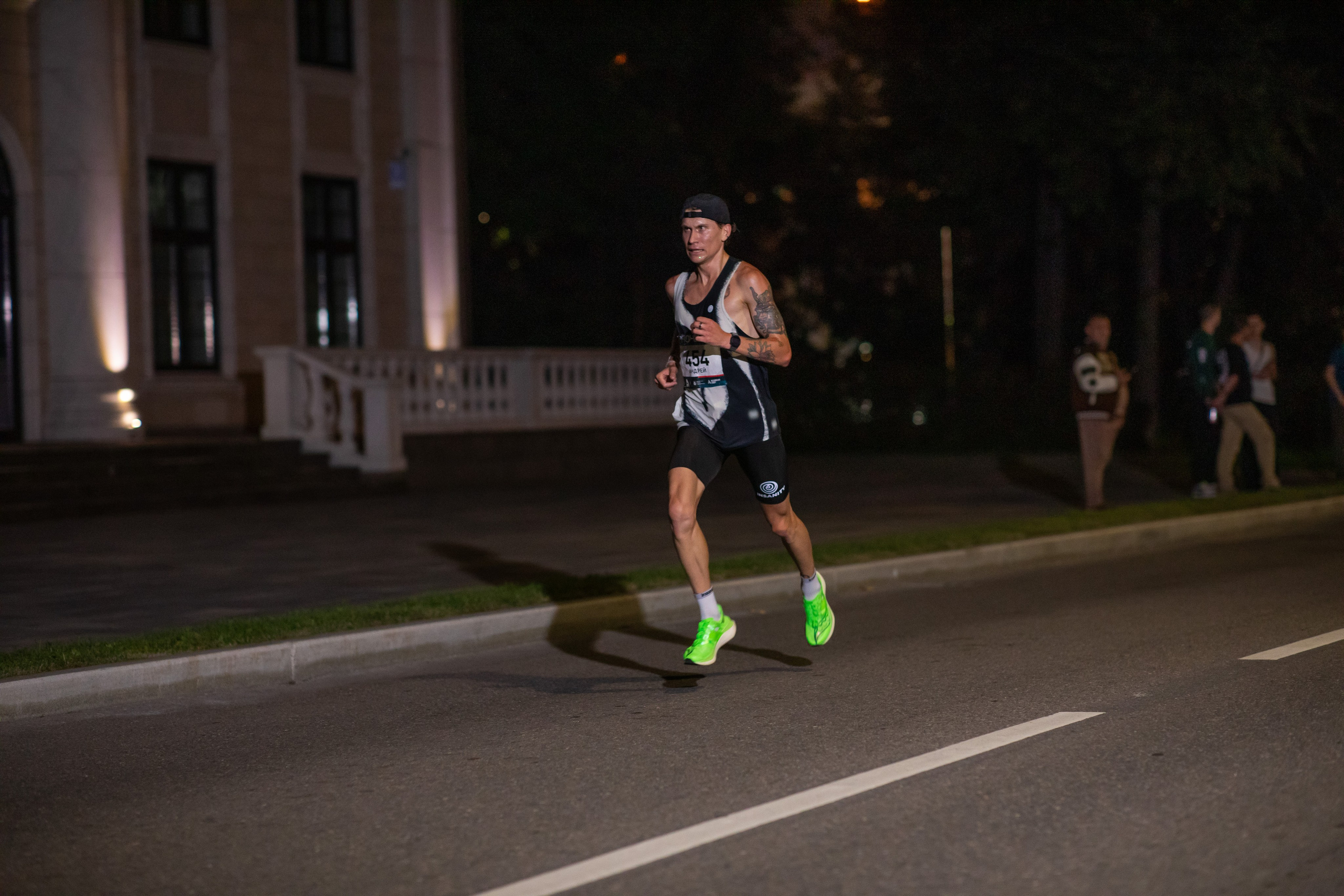 Ночной забег в ленте фотографий бегунов 03.08.24. Фотограф Сергей Ловкий