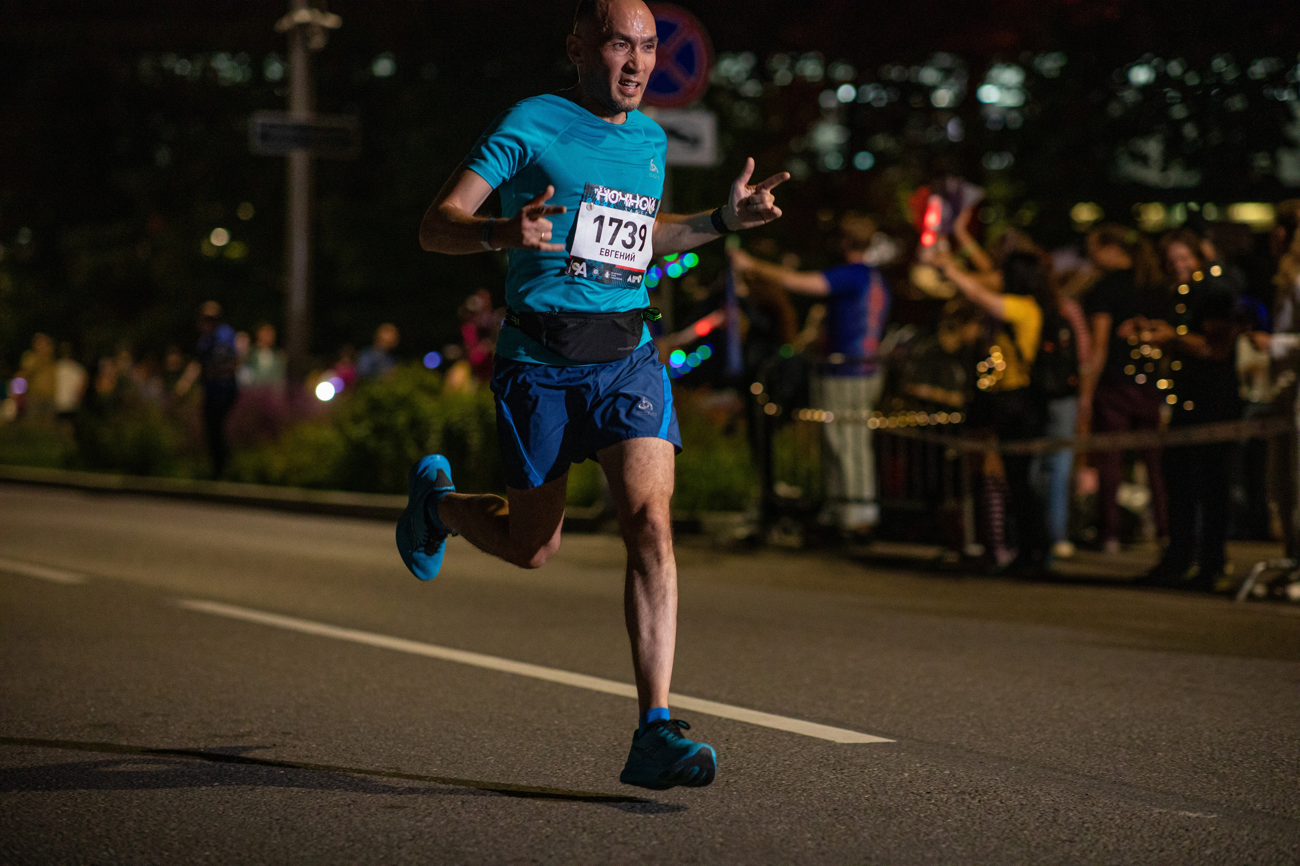 Ночной забег в ленте фотографий бегунов 03.08.24. Фотограф Сергей Ловкий