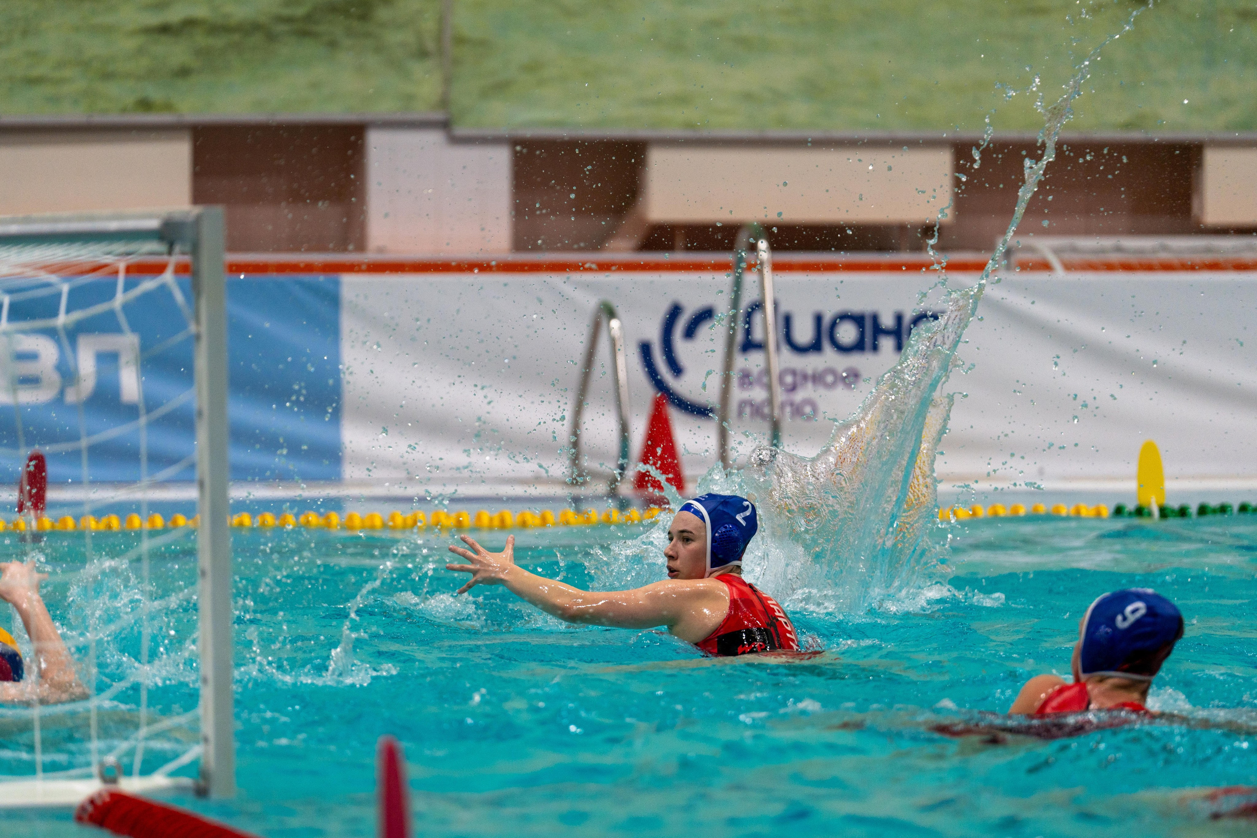 Спортивный фотограф Санкт-Петербург запечатлел атаку команды Диана в матче водного поло с Спартаком-Волгоград