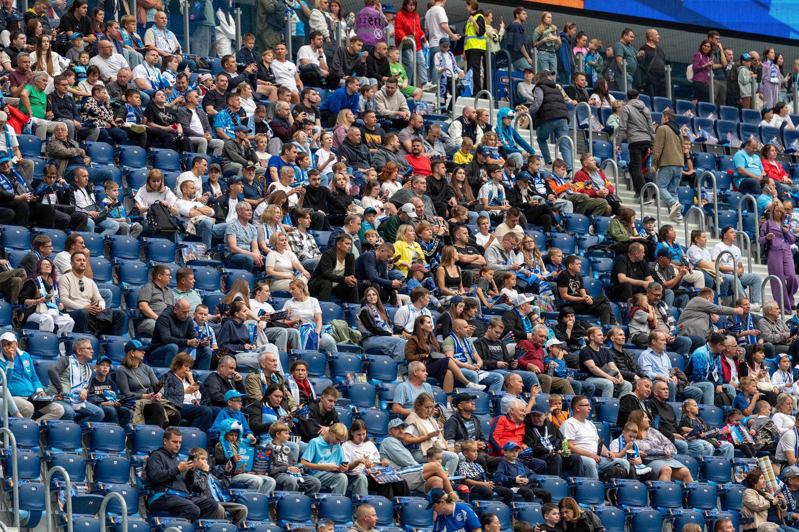 Зрители на Газпром арене во время матча Зенит – Динамо, спортивный фотограф Санкт-Петербург