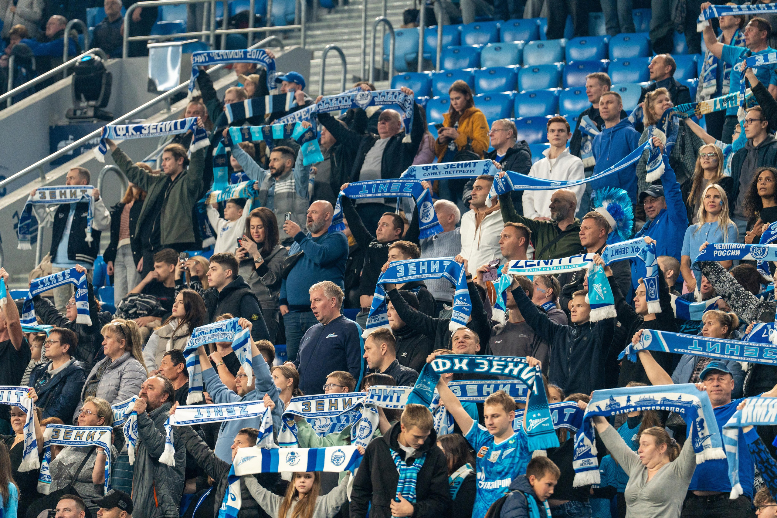 Болельщики Зенита на стадионе держат синие шарфы спортивный фотограф Санкт-Петербург