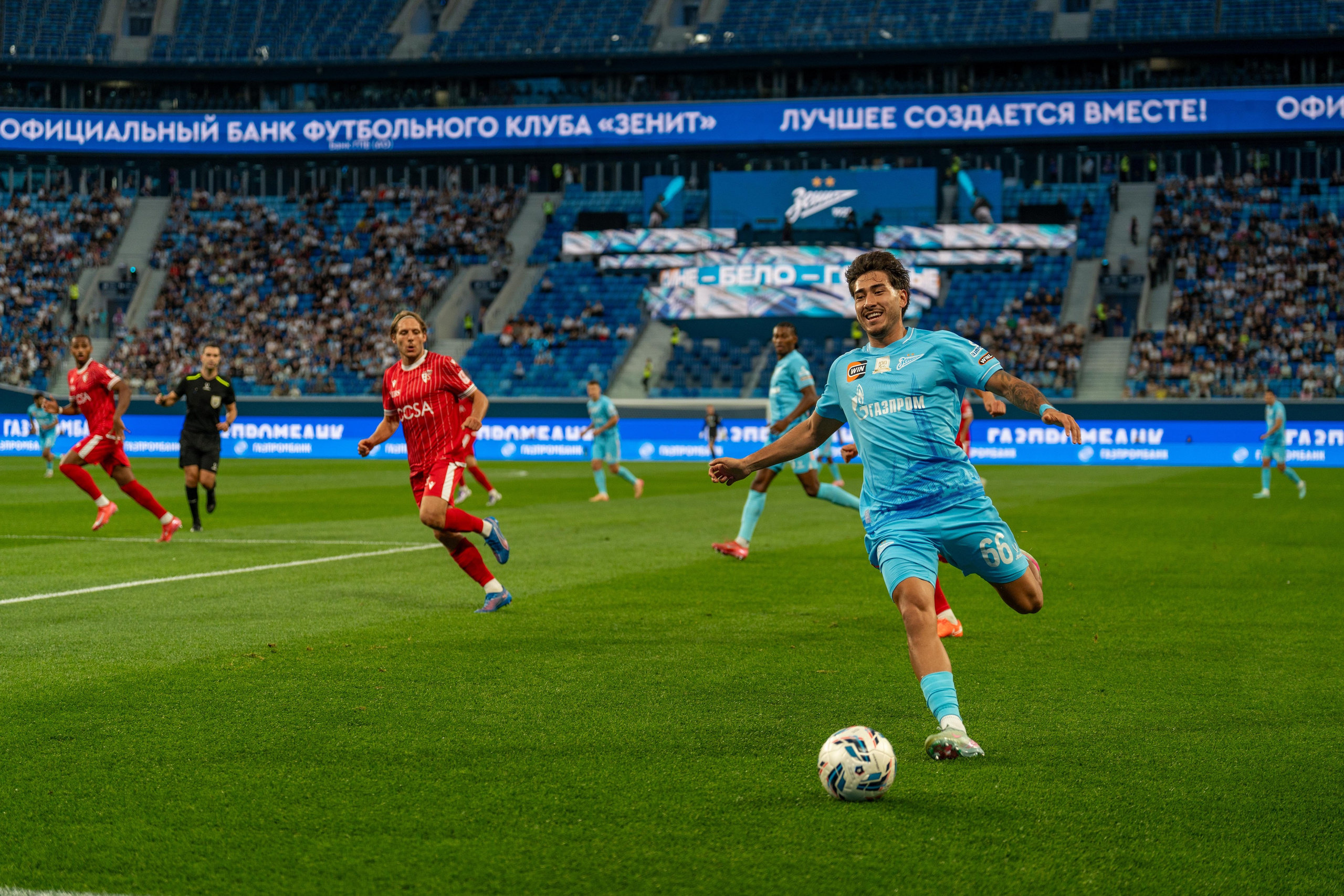 Игрок «Зенита» с мячом в атаке против «Сьона», репортажная спортивная съёмка, спортивный фотограф Санкт-Петербург.