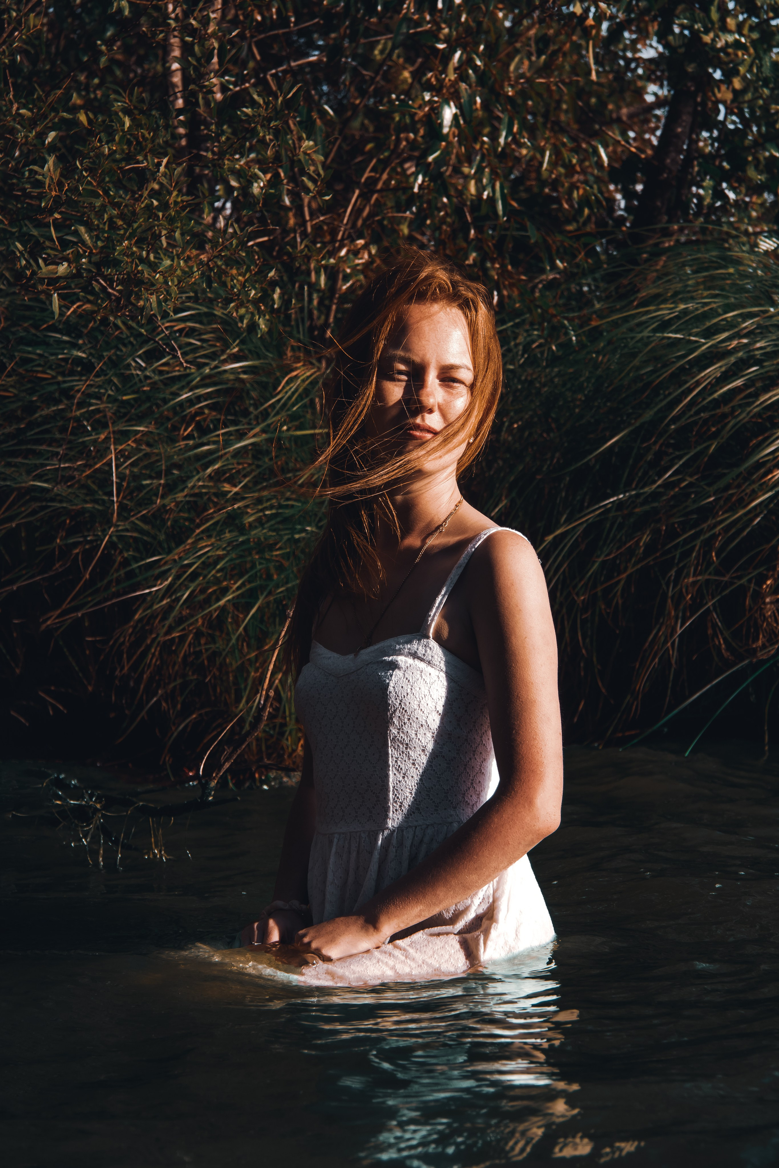 Девушка на фотосессии в воде.