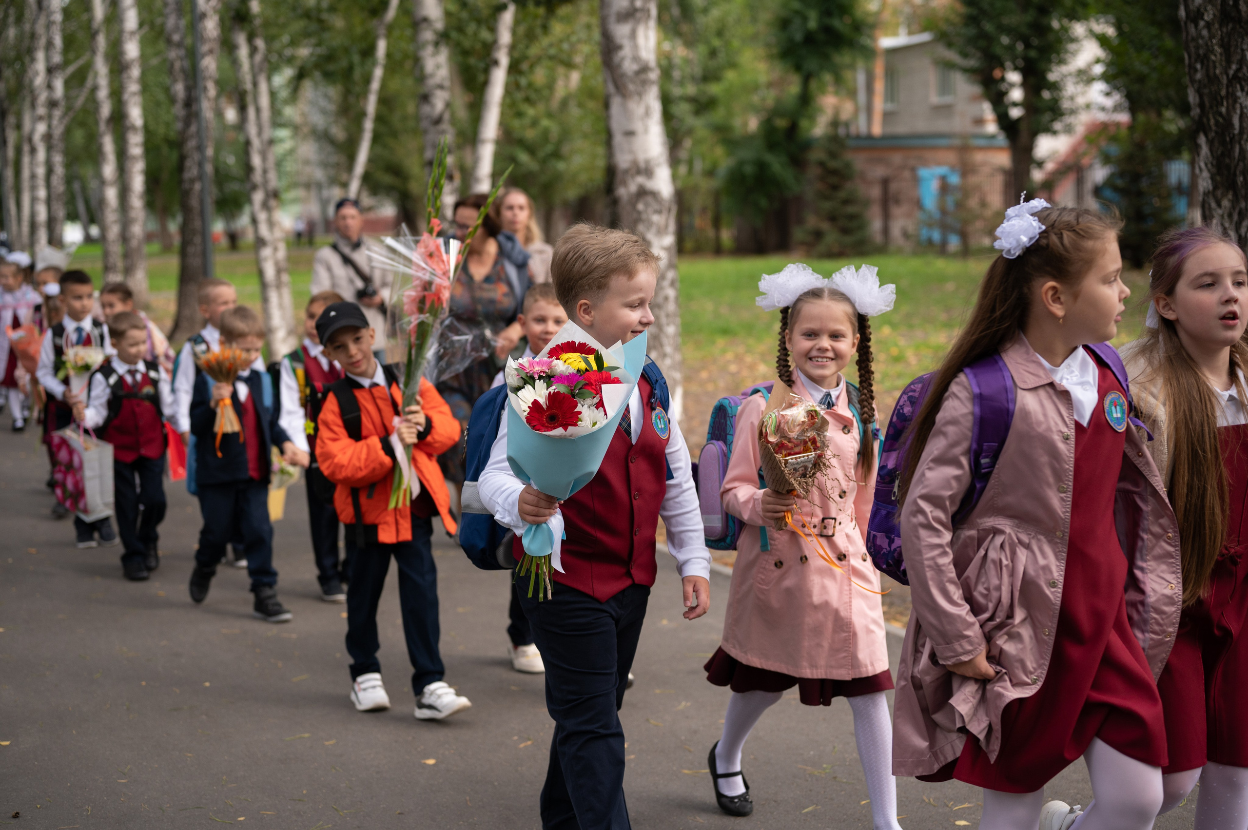 1 сентября 16 гимназия 2 класс (линейка + в классе+ на улице). Фотограф новорожденных, семейный детский в Тюмени Татьяна Морозова