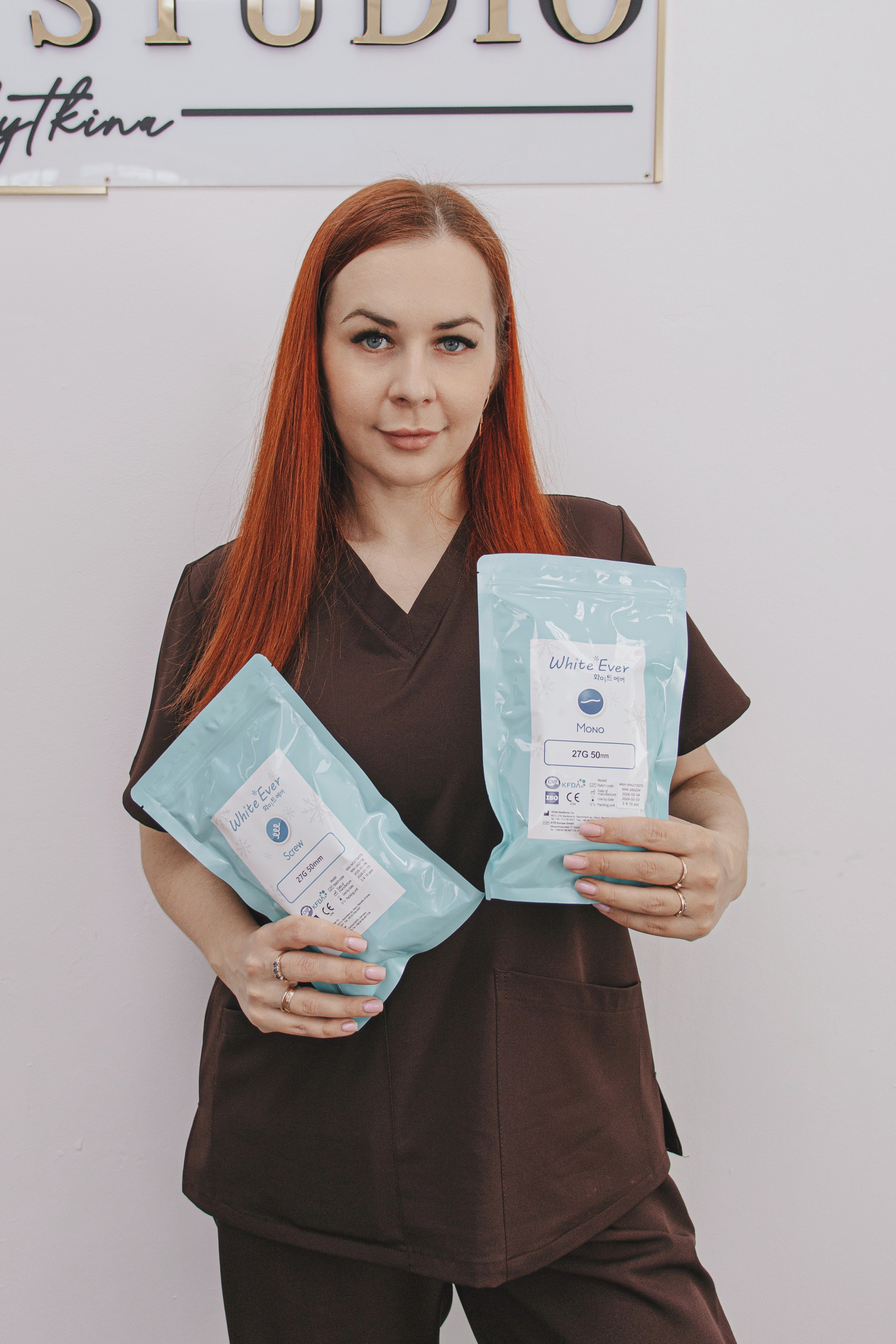 Косметолог с уходовыми средствами в руках