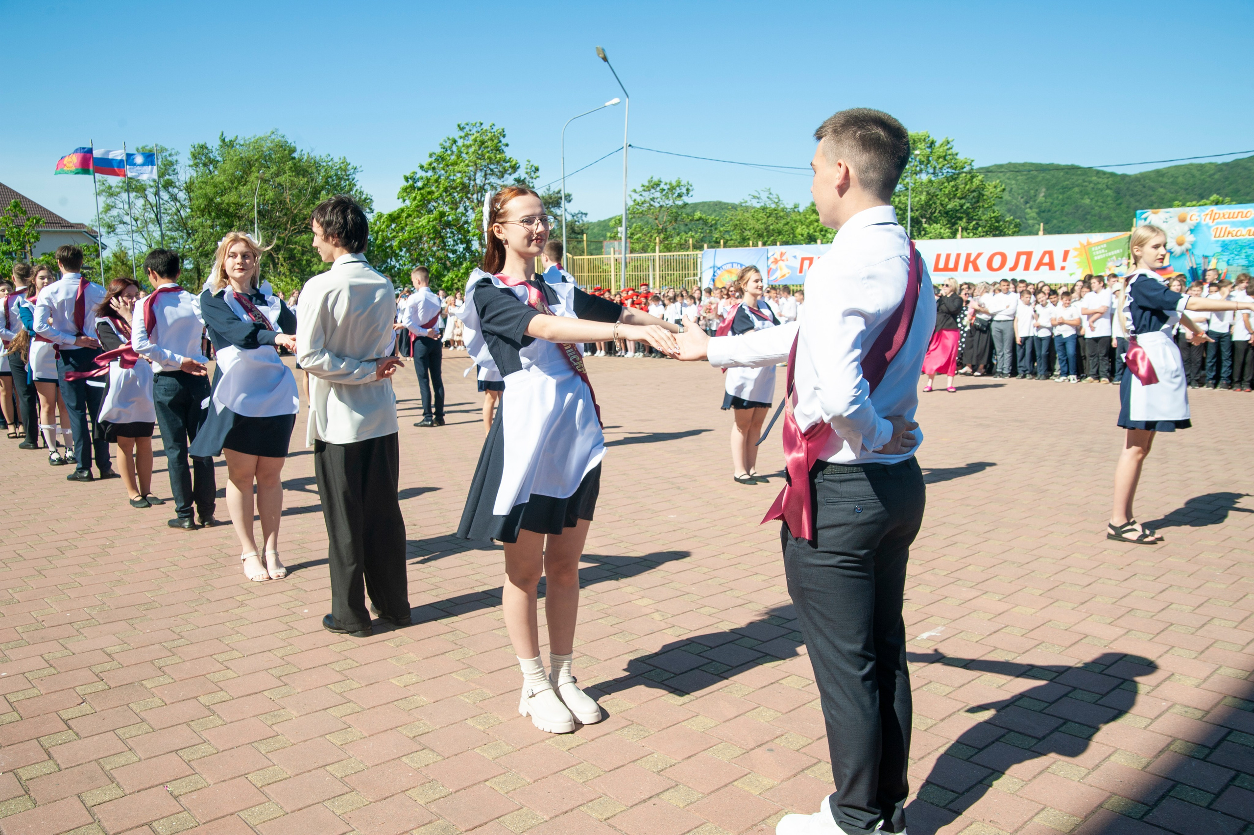 Последний Звонок МАОУ СОШ № 17 им. Эдуарда Есаяна — Архипо-Осиповка. Свадебный и семейный фотограф Денис Лукьянов в Краснодаре, Краснодарском крае и Республике Крым