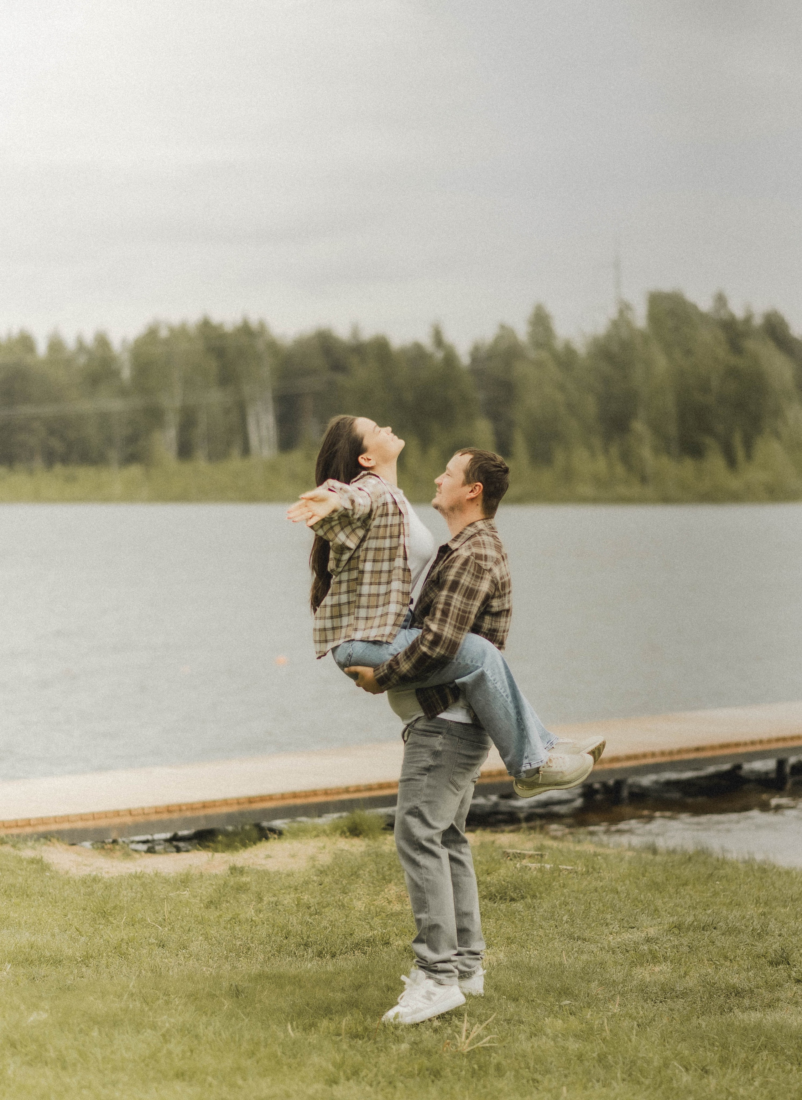 Любовь на берегу озера. Ваш личный фотограф в Пскове Анаис Рамирез