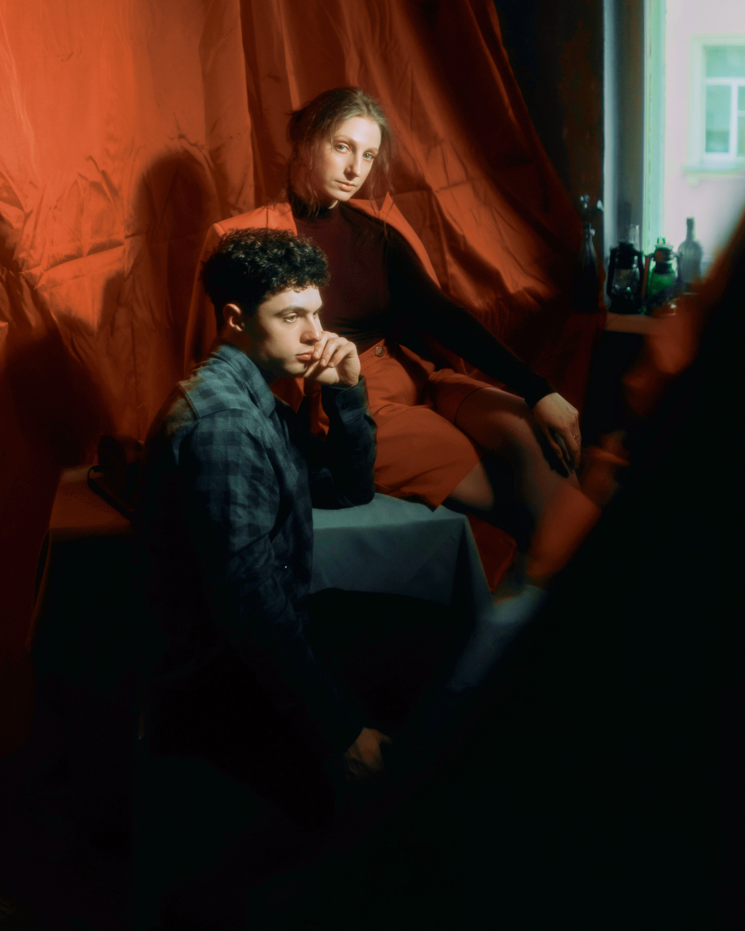 Арт фотосессия пары в студии с красным фоном, постановочный парный портрет для лавстори съемки в пленочном стиле