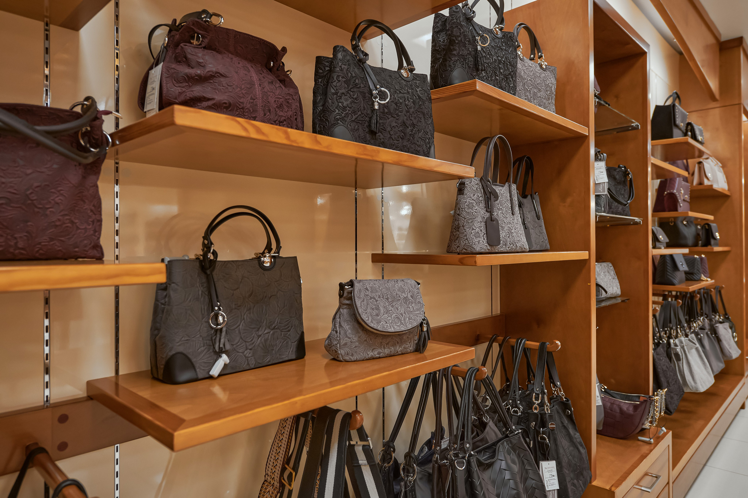 Портфолио по интерьерной и экстерьерной фотосъёмки: Мир Сумок — Правый берег. Фотограф Яковлев Роман — Красноярск