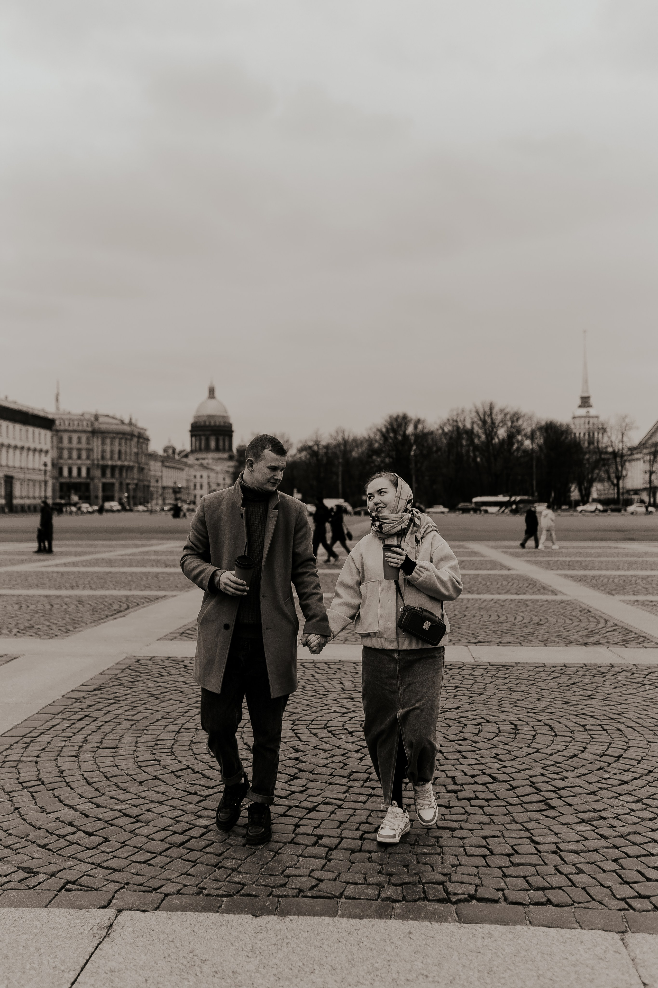 Пара гуляет по Петербургу. Фотограф в Санкт-Петербурге Лиза Семченкова