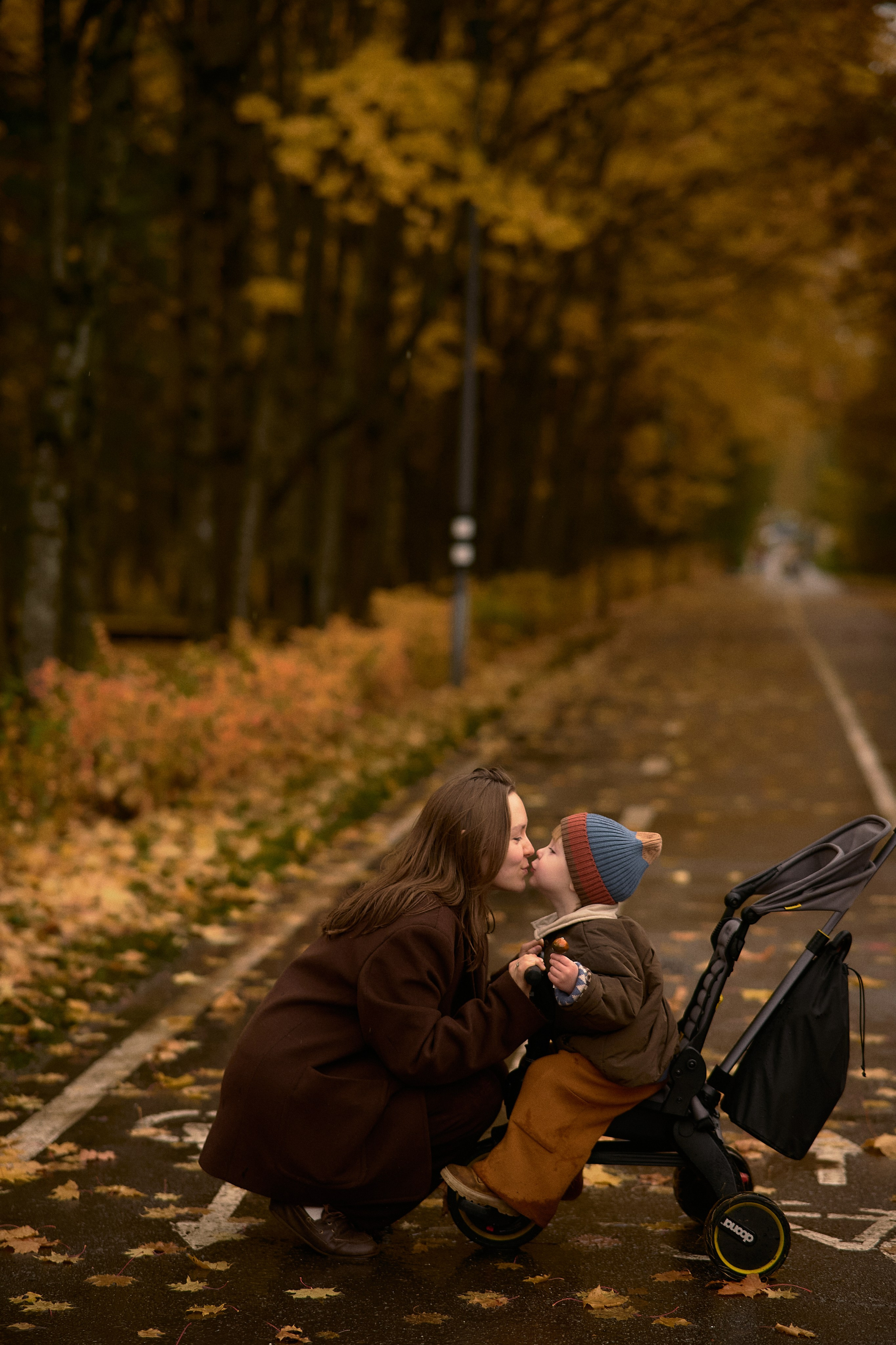 Света и Илюша под дождём. Семейный и свадебный lifestyle-фотограф в Москве Мария Петрова