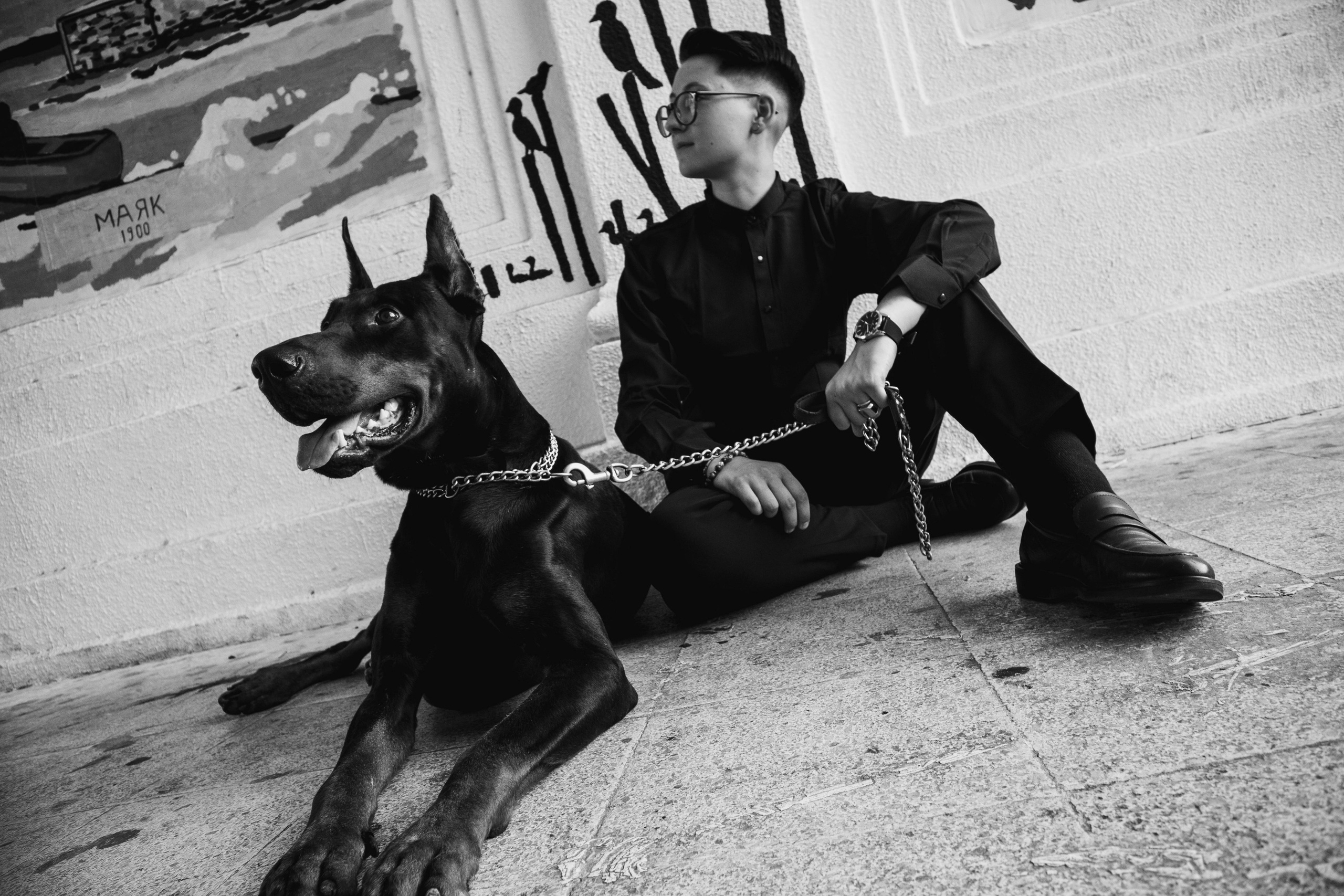 «Жизнь в ритме шага: пара с доберманом». Уличный фотограф Города N