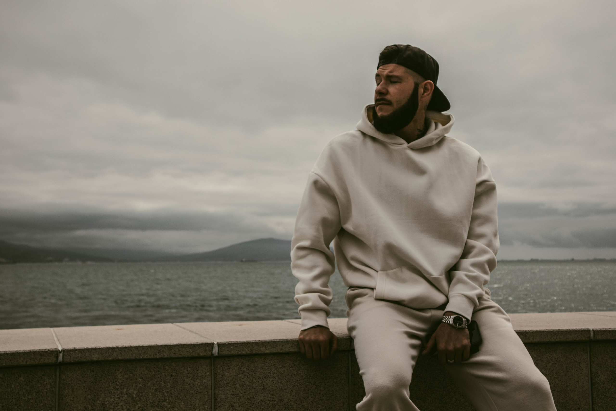 О. Уличный фотограф Города N