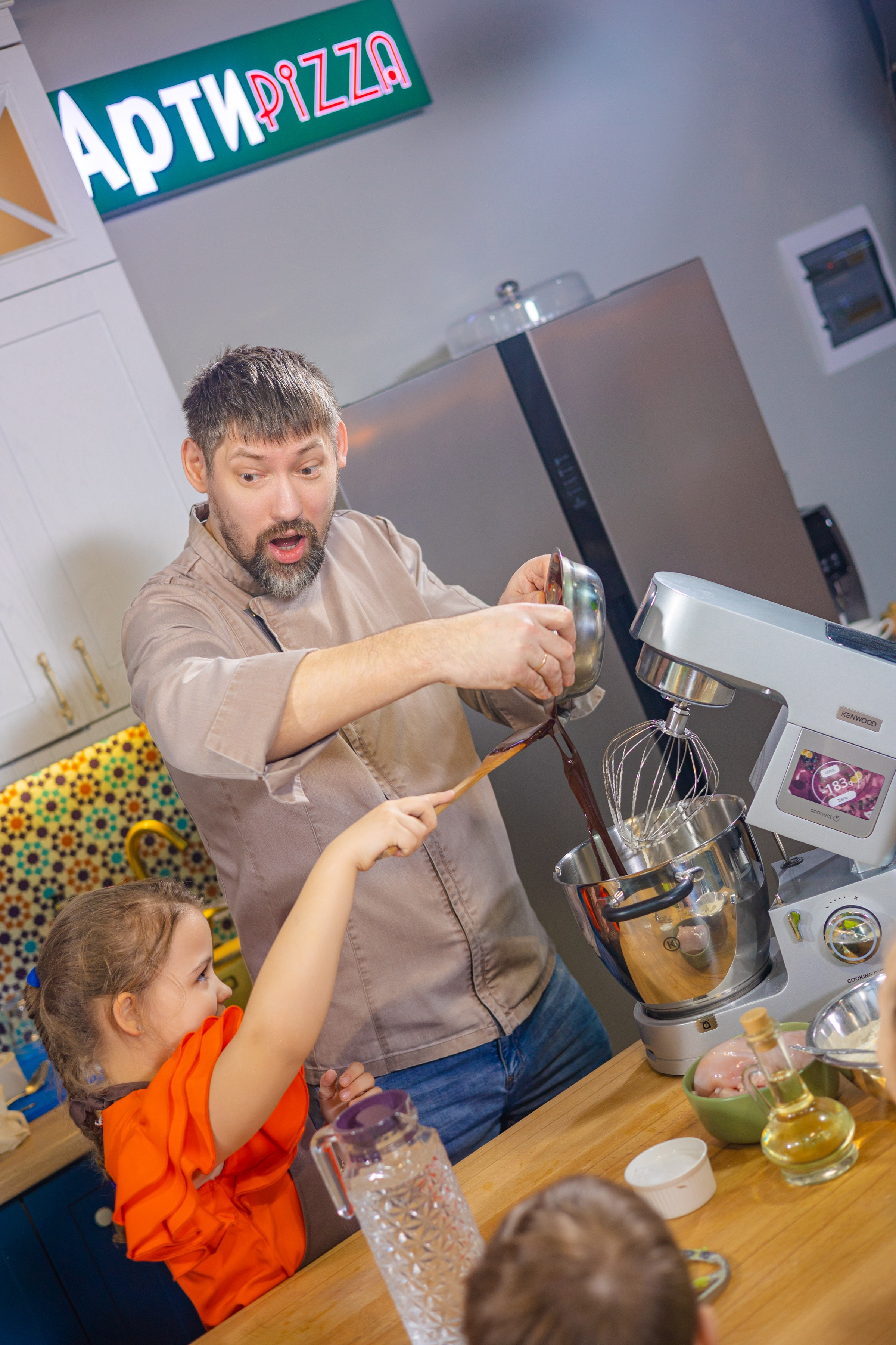 Кулинарная студия артишок девочка с шефом с миксером делают соус