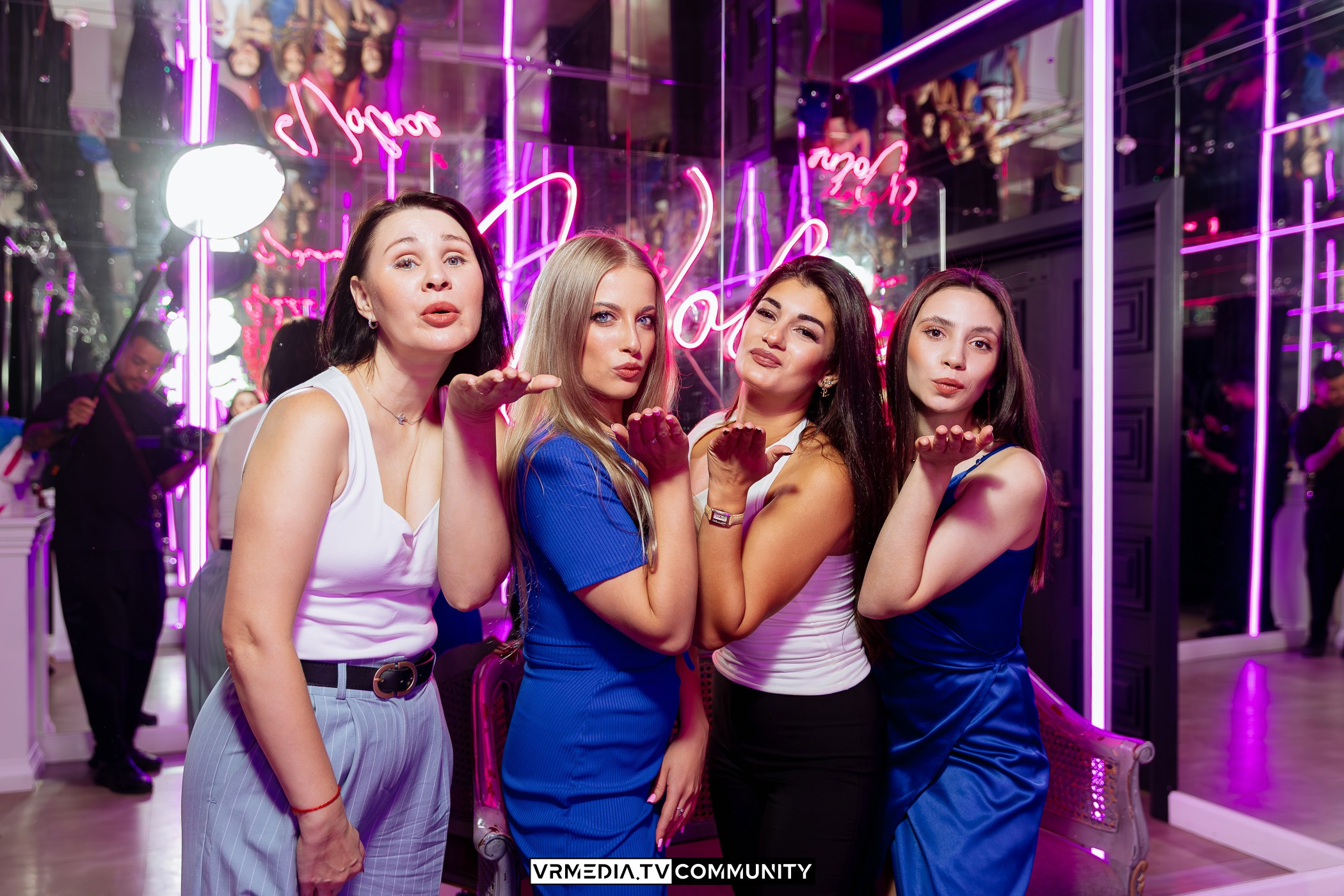 Караоке-бар «Volna»: Friends day или день дружбана