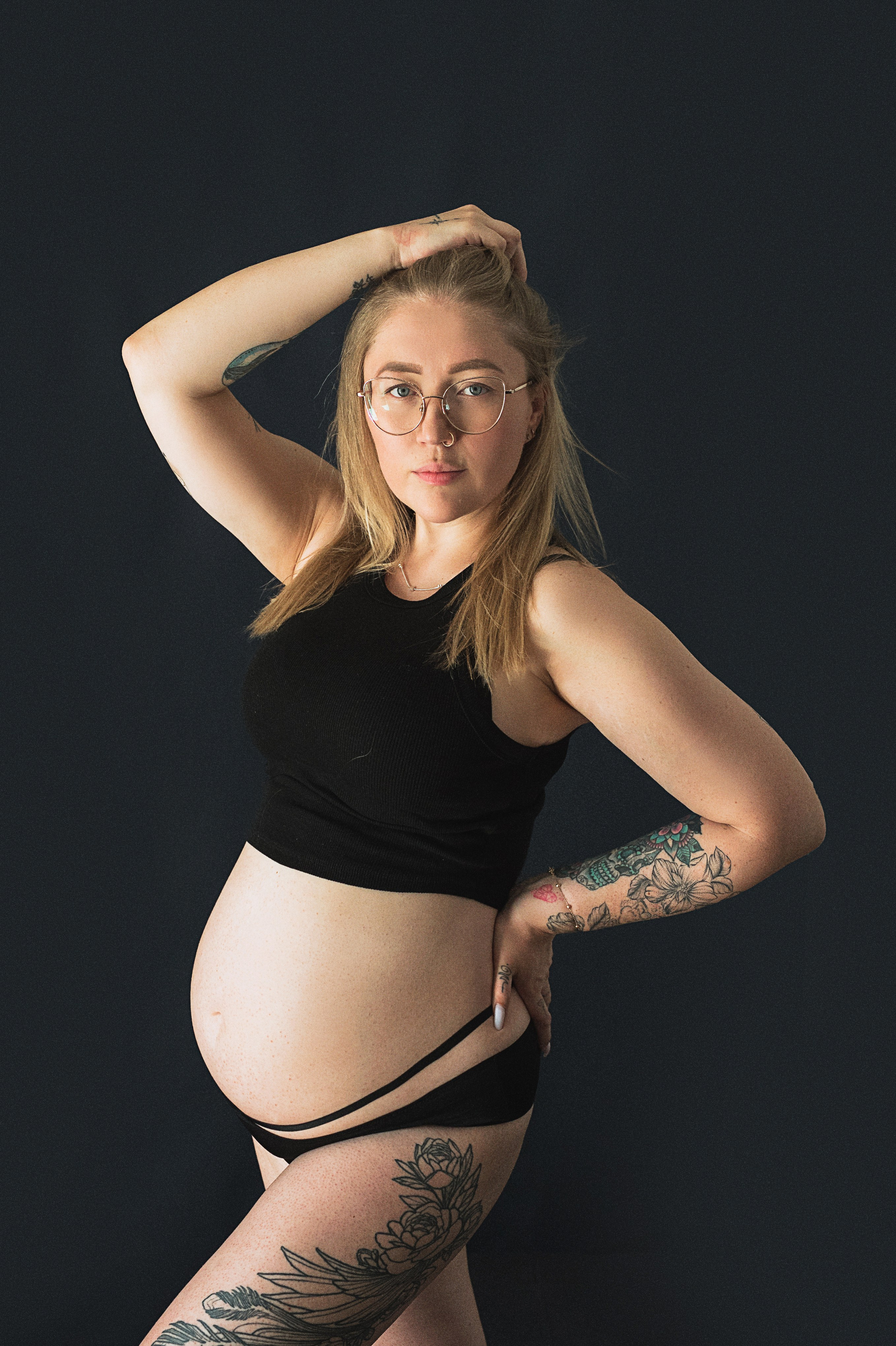 На черном фоне. Семейный и контент фотограф