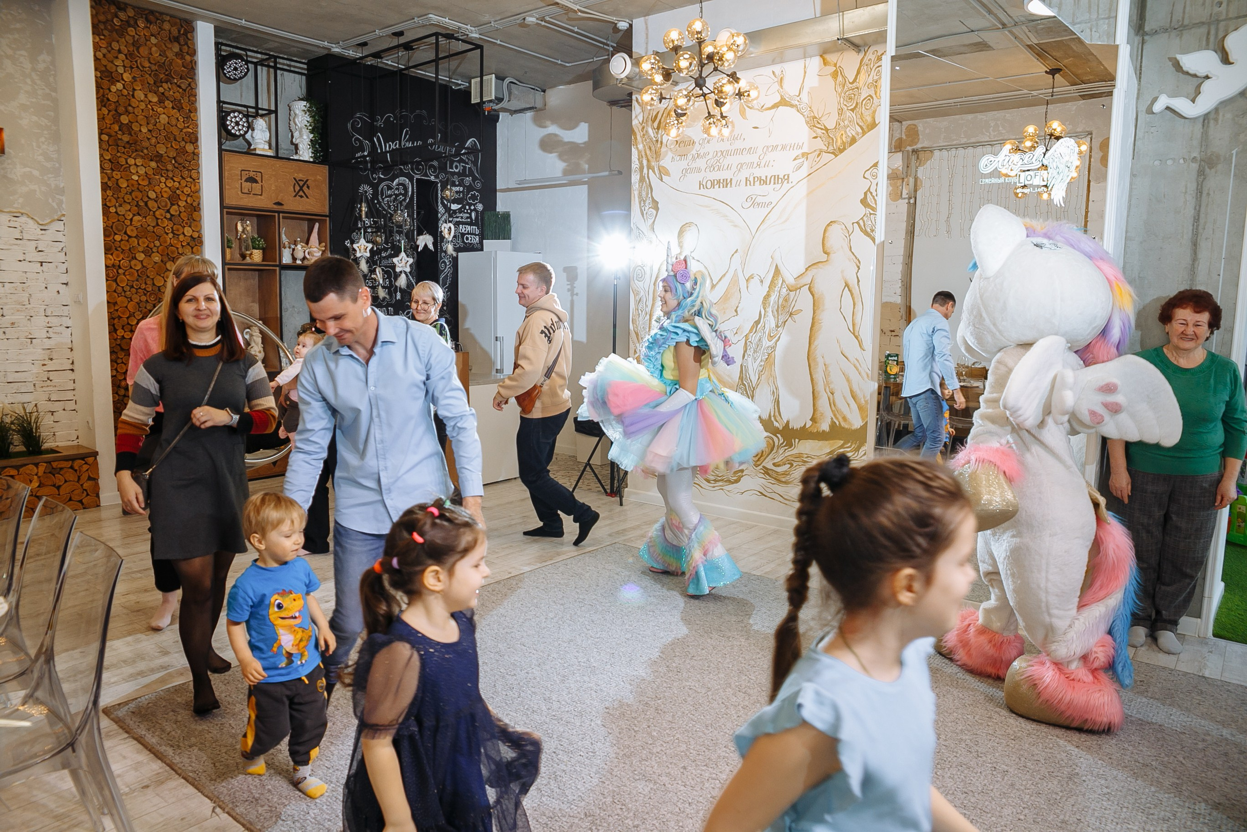 Насте 5 лет, дети играют в Ангел лофт. Событийный фотограф Максим Бескоровайновнов