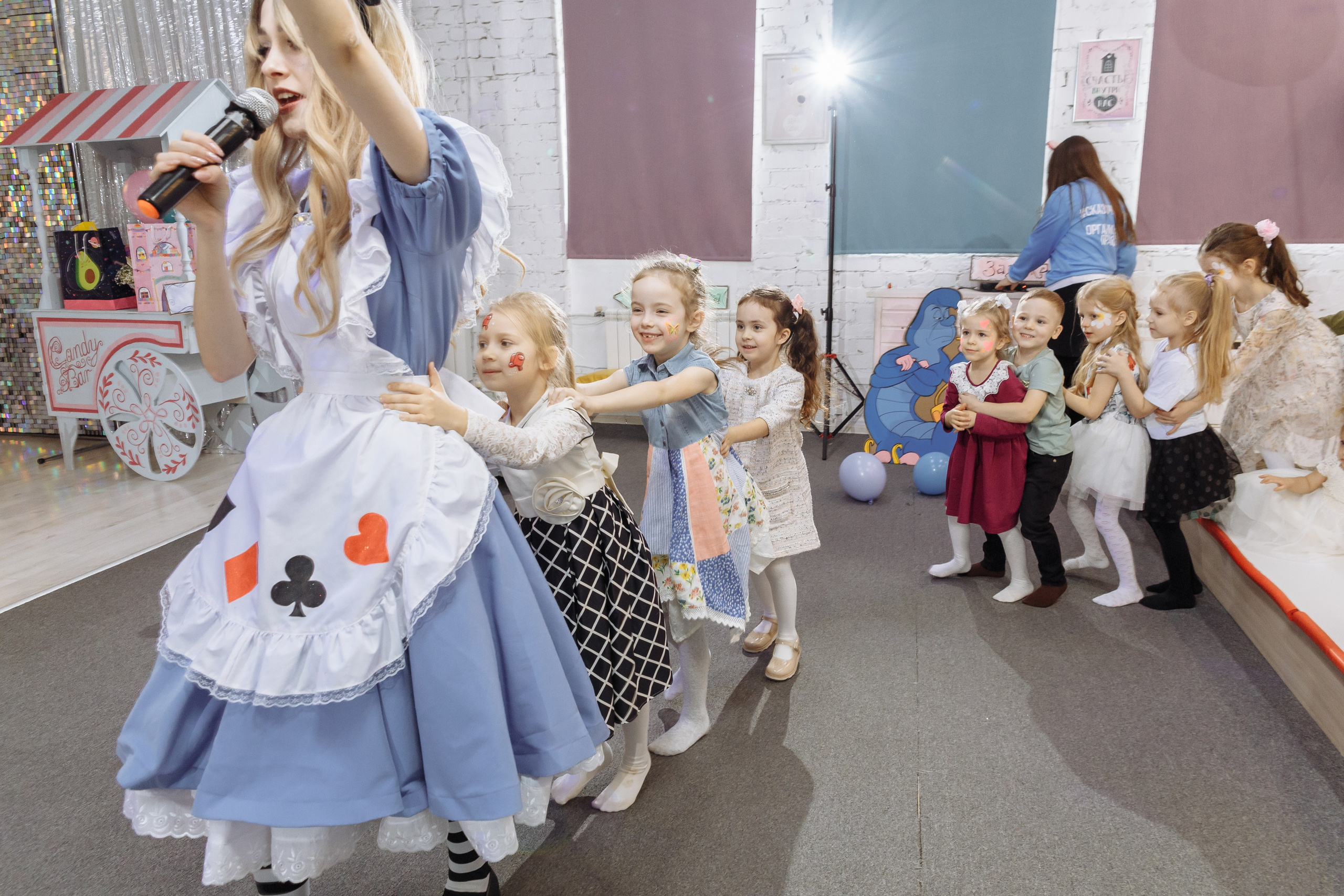 Олеся празднует свое 6 летие в компании Алисы, Чеширского кота и друзей. Событийный фотограф Максим Бескоровайновнов