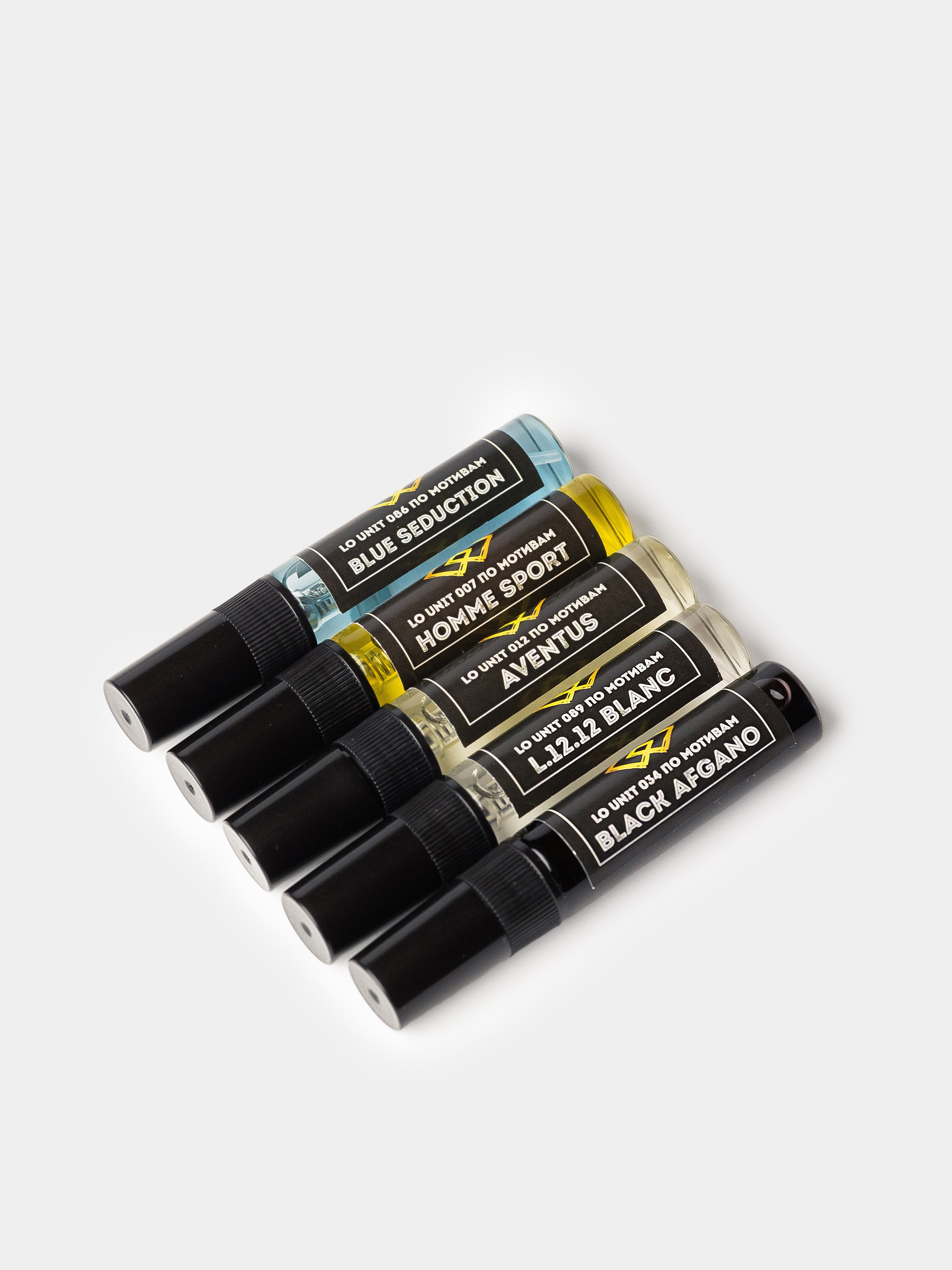 флаконы лежат на белом фоне