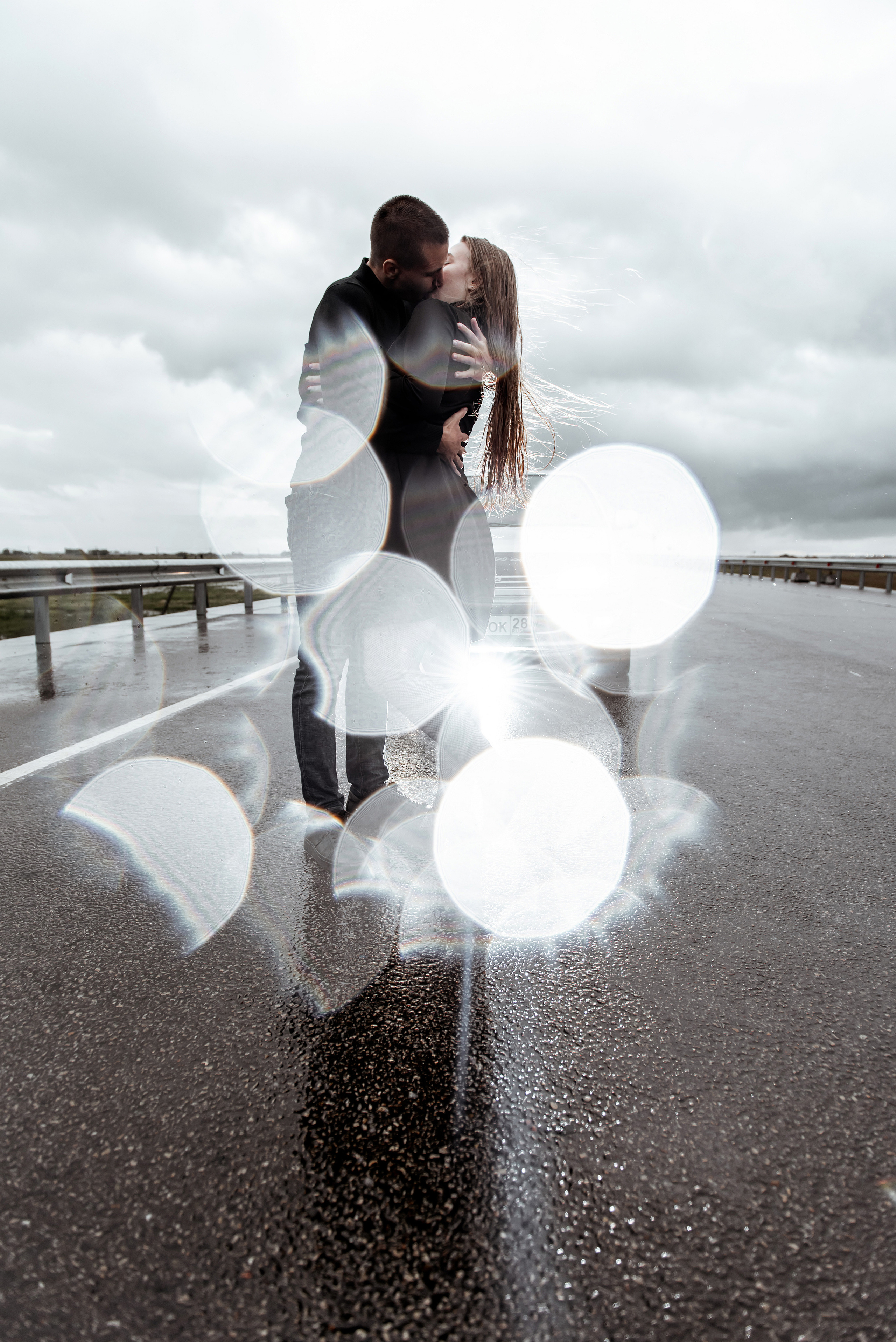 Съемка Love Story под дождем с каплями воды