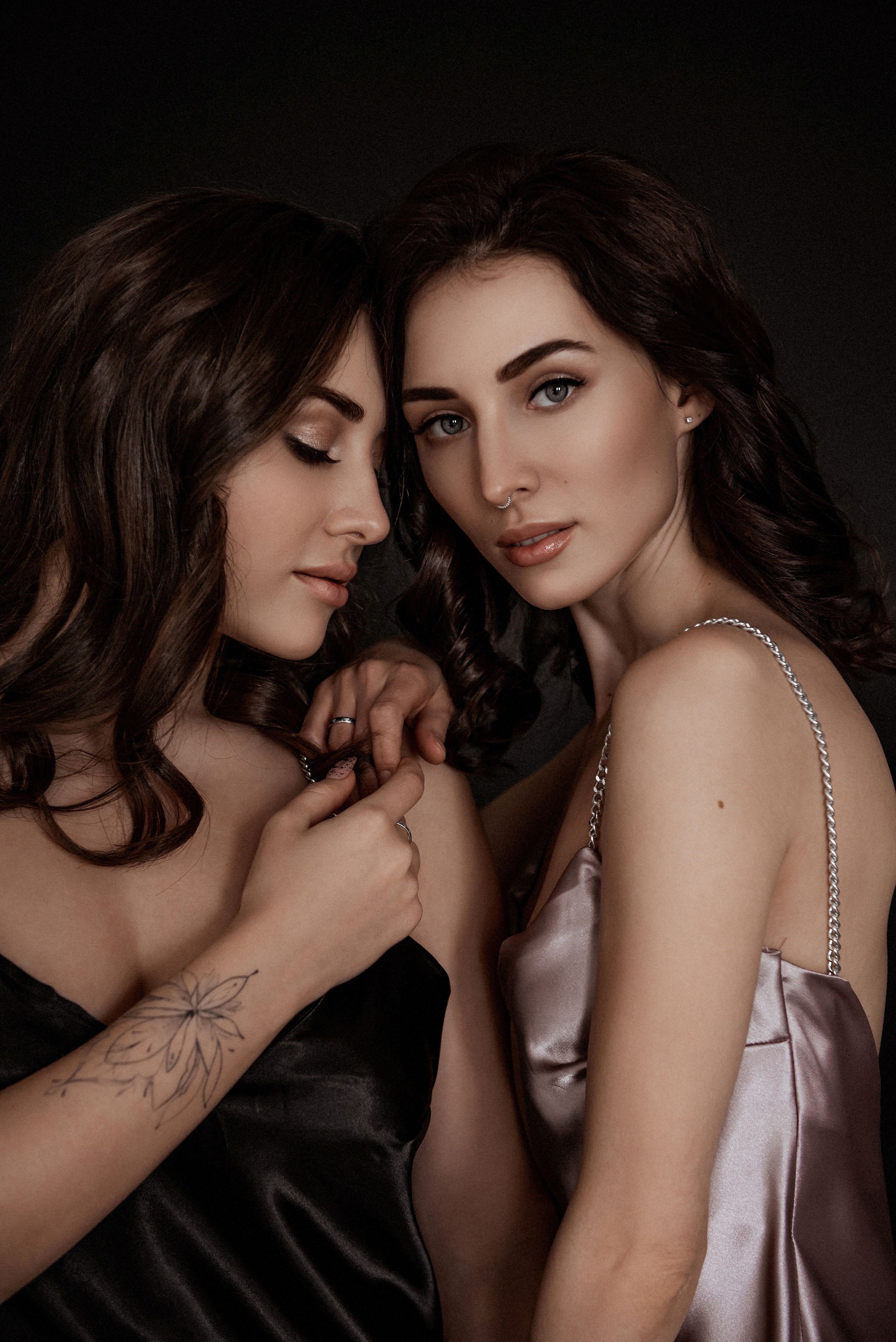 Красивая фотография двух сестер