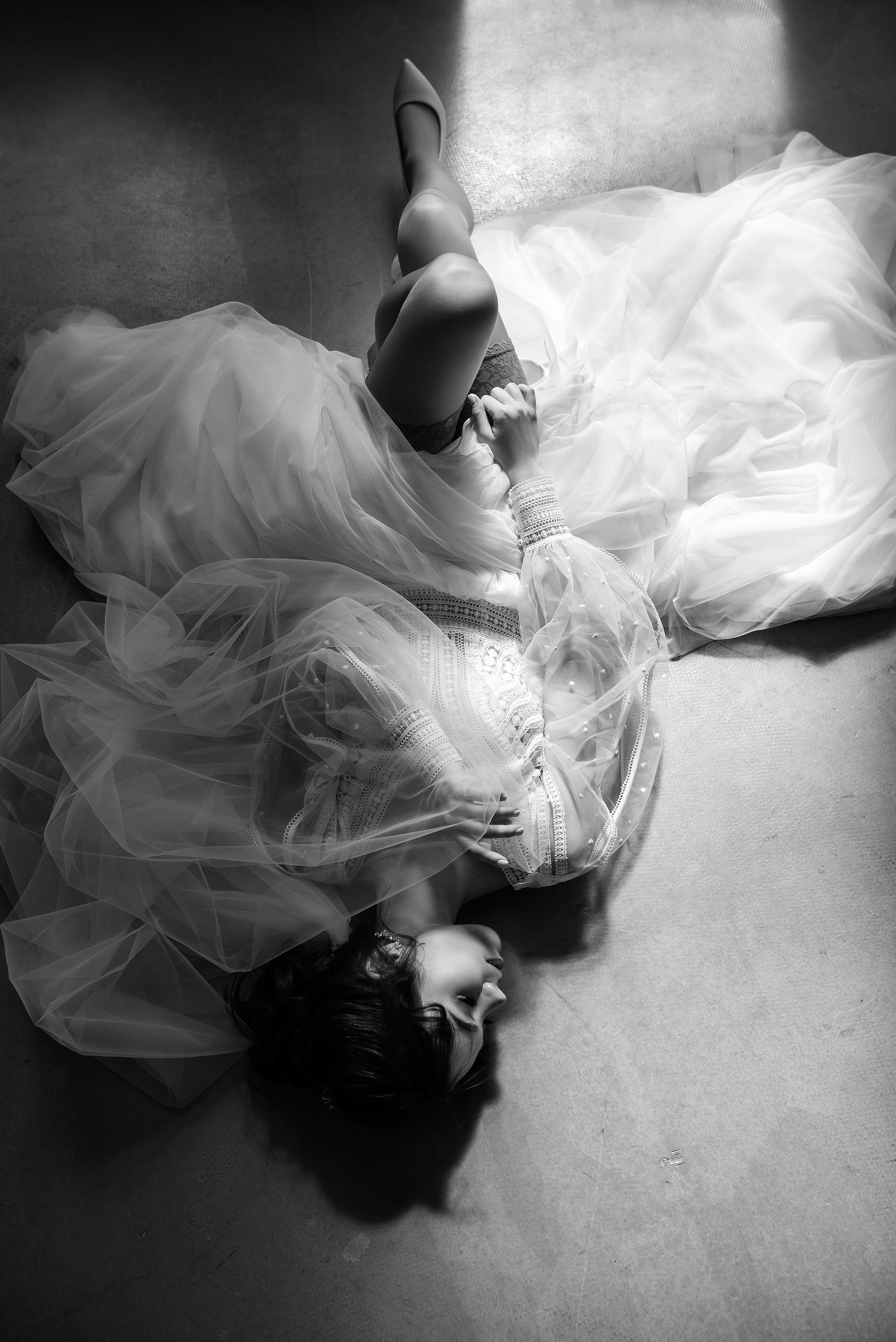 Студийная съемка невесты на свадьбе в солнечный день