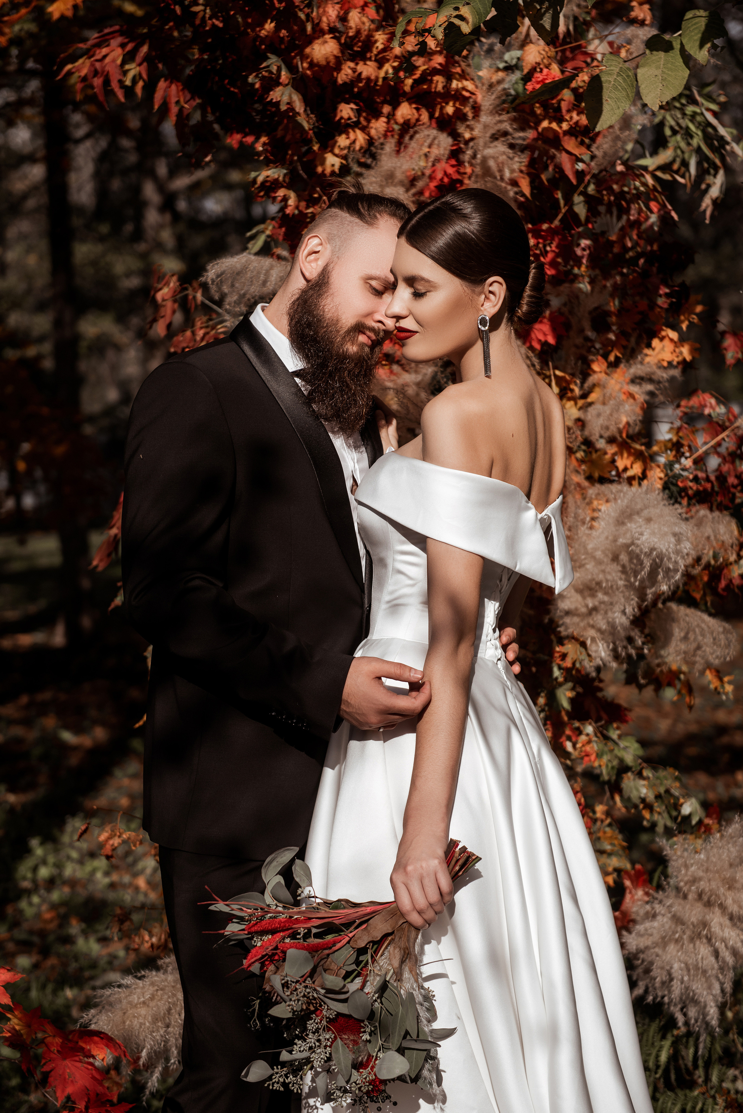 Невеста в атласном платье 