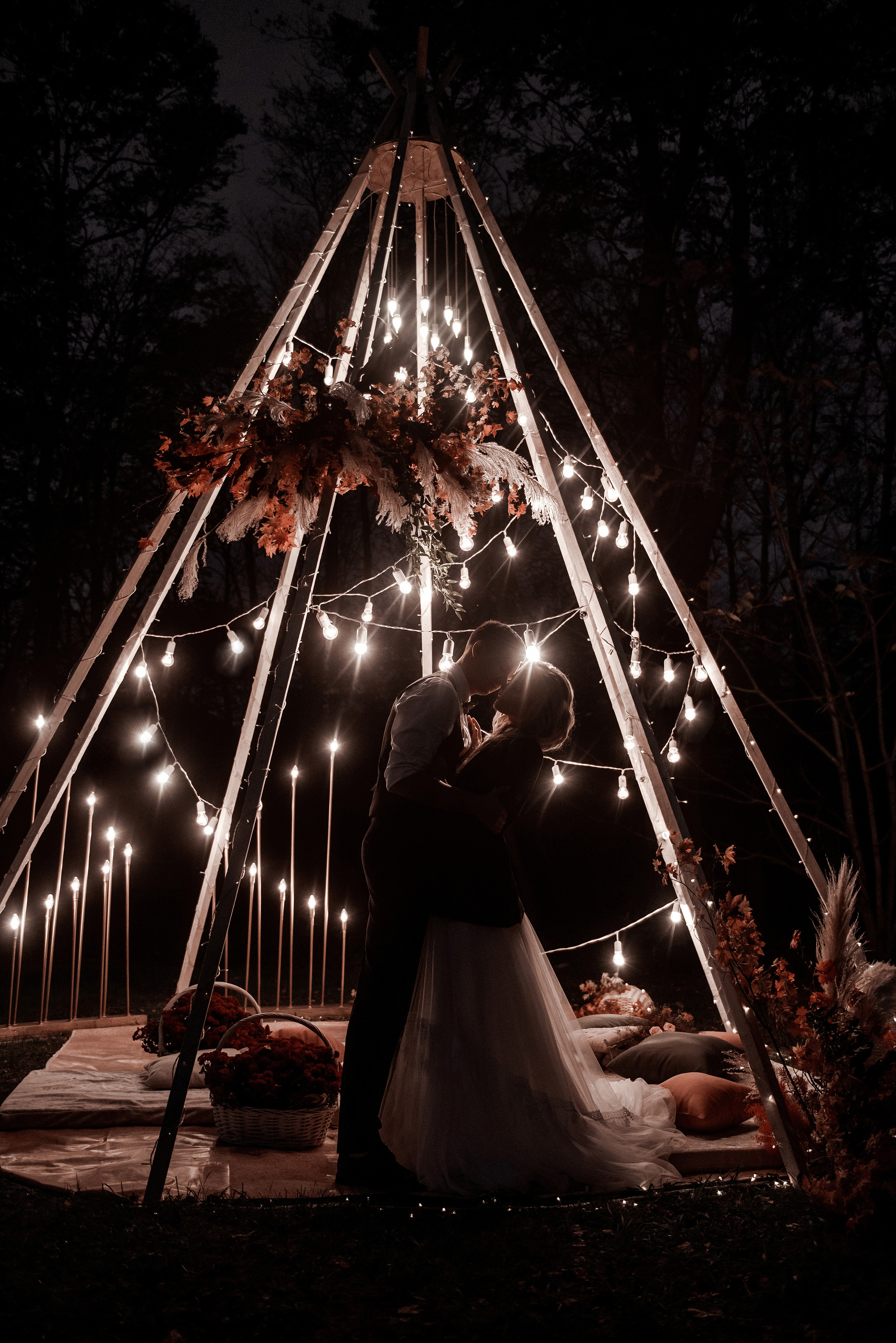 Свадебная фотография в стиле Бохо ночью с лампочками