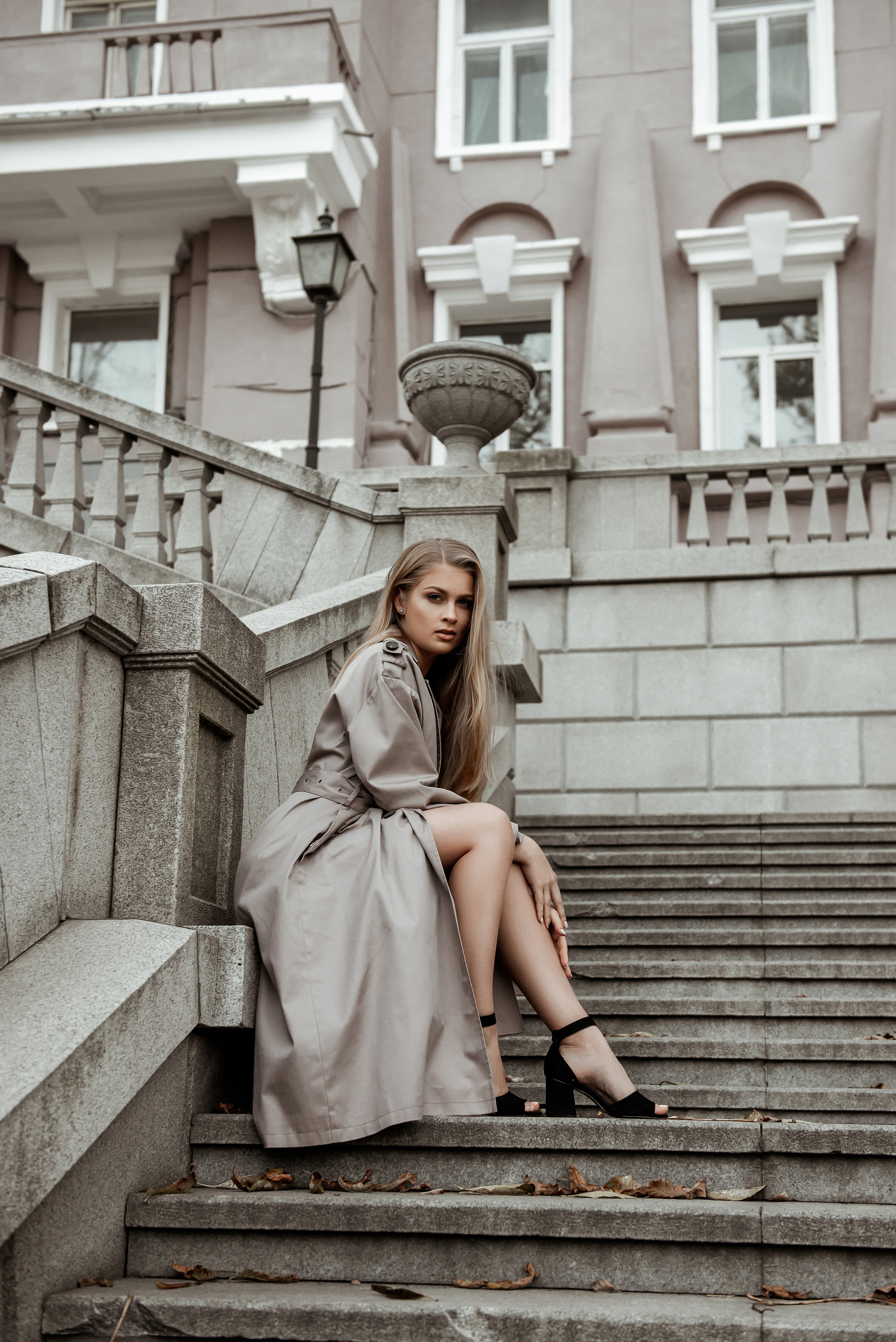 Девушка в тренче съемка с архитектурой