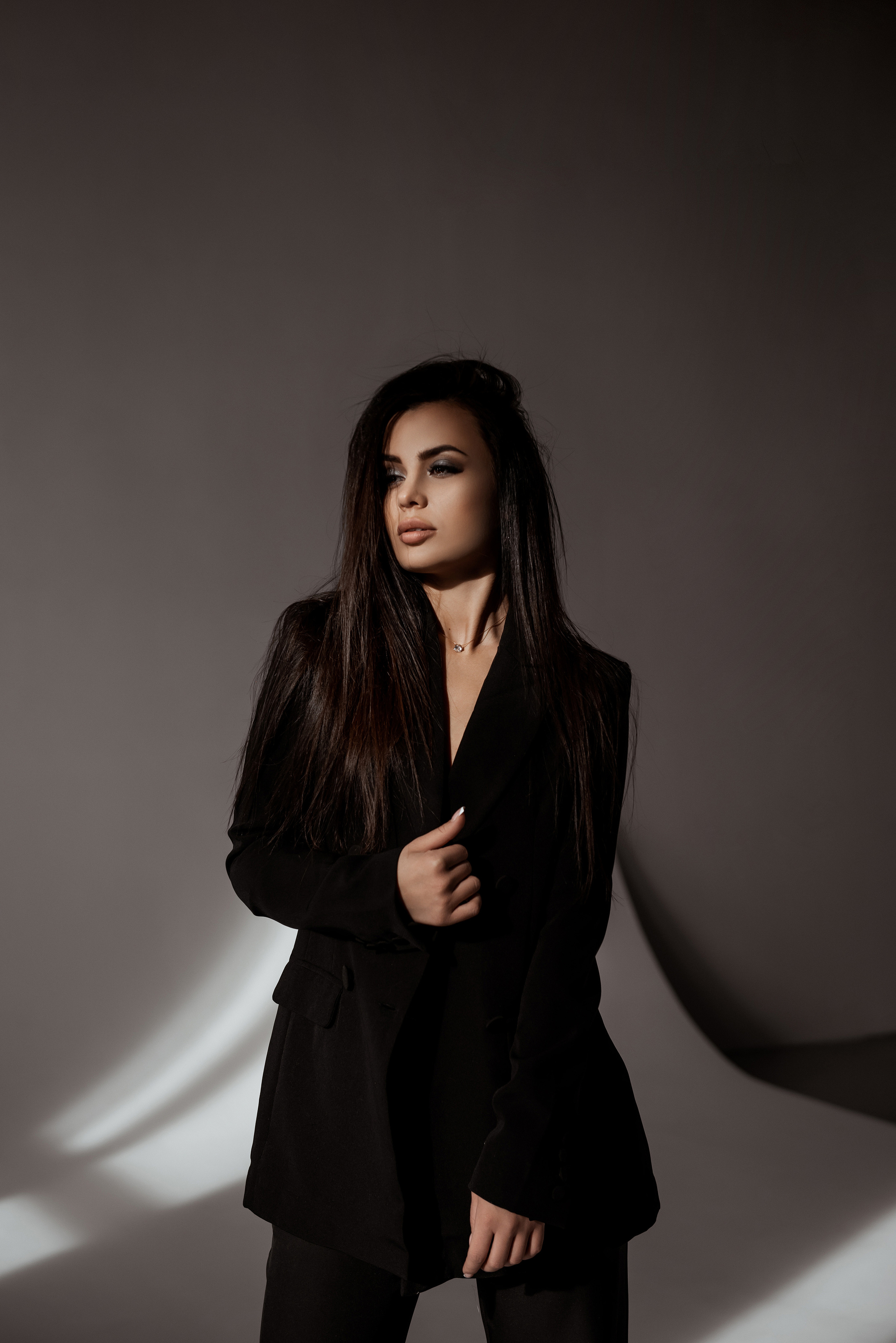 Стильная съемка в студии в пиджаке