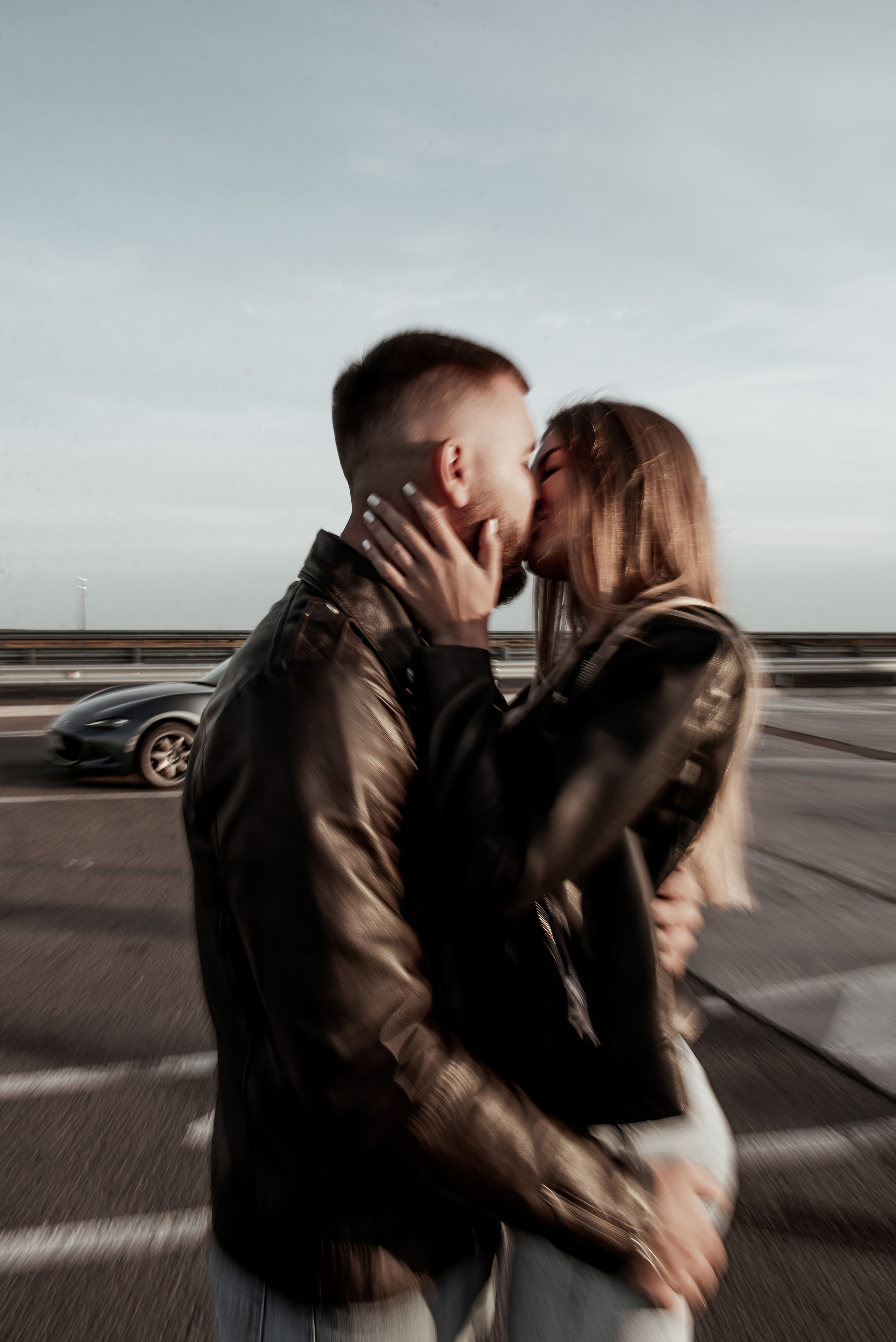 Фотосессия в кожаных куртках с кабриолетом