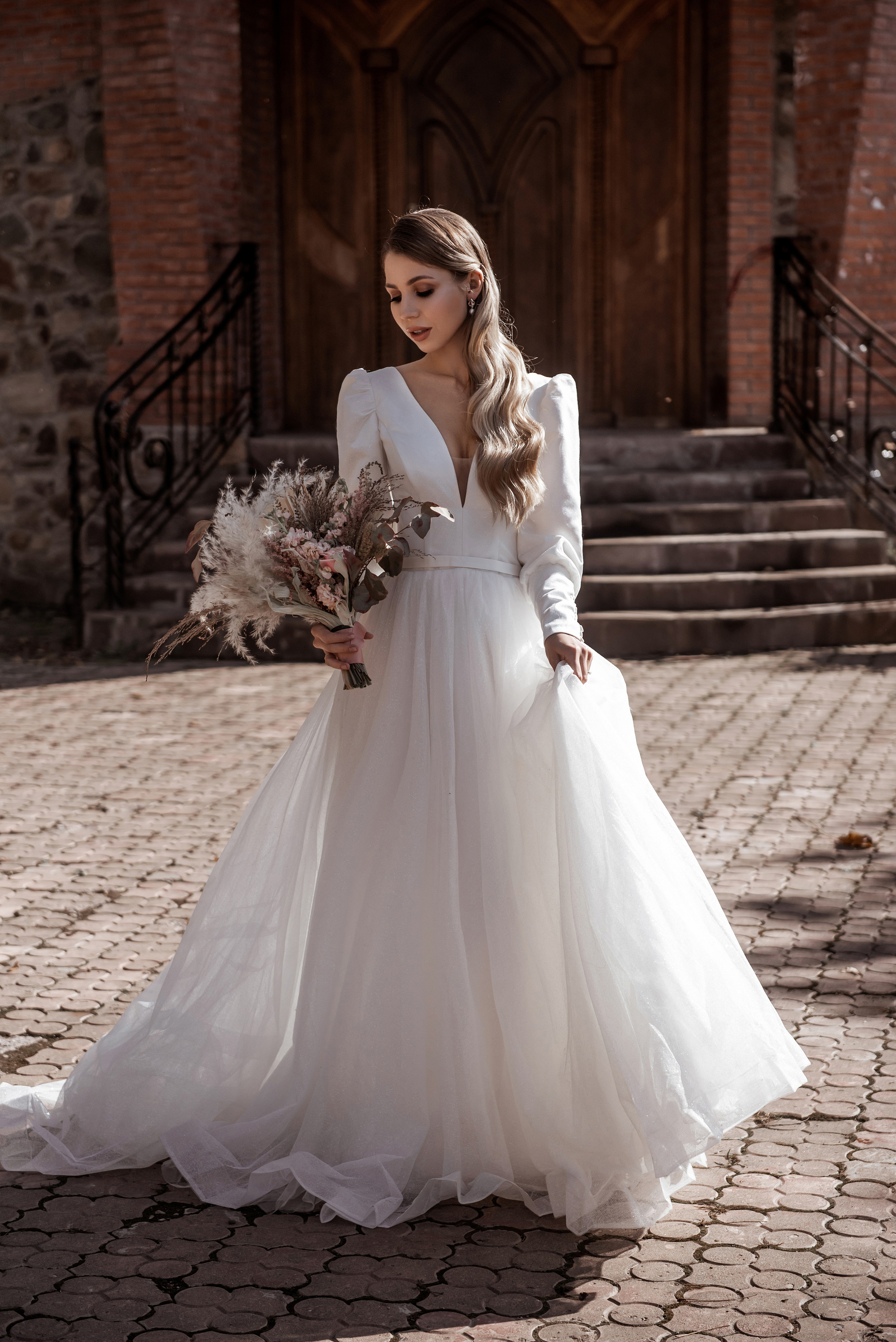 Фотосессия для невесты перед выездной регистрацией возле особняка