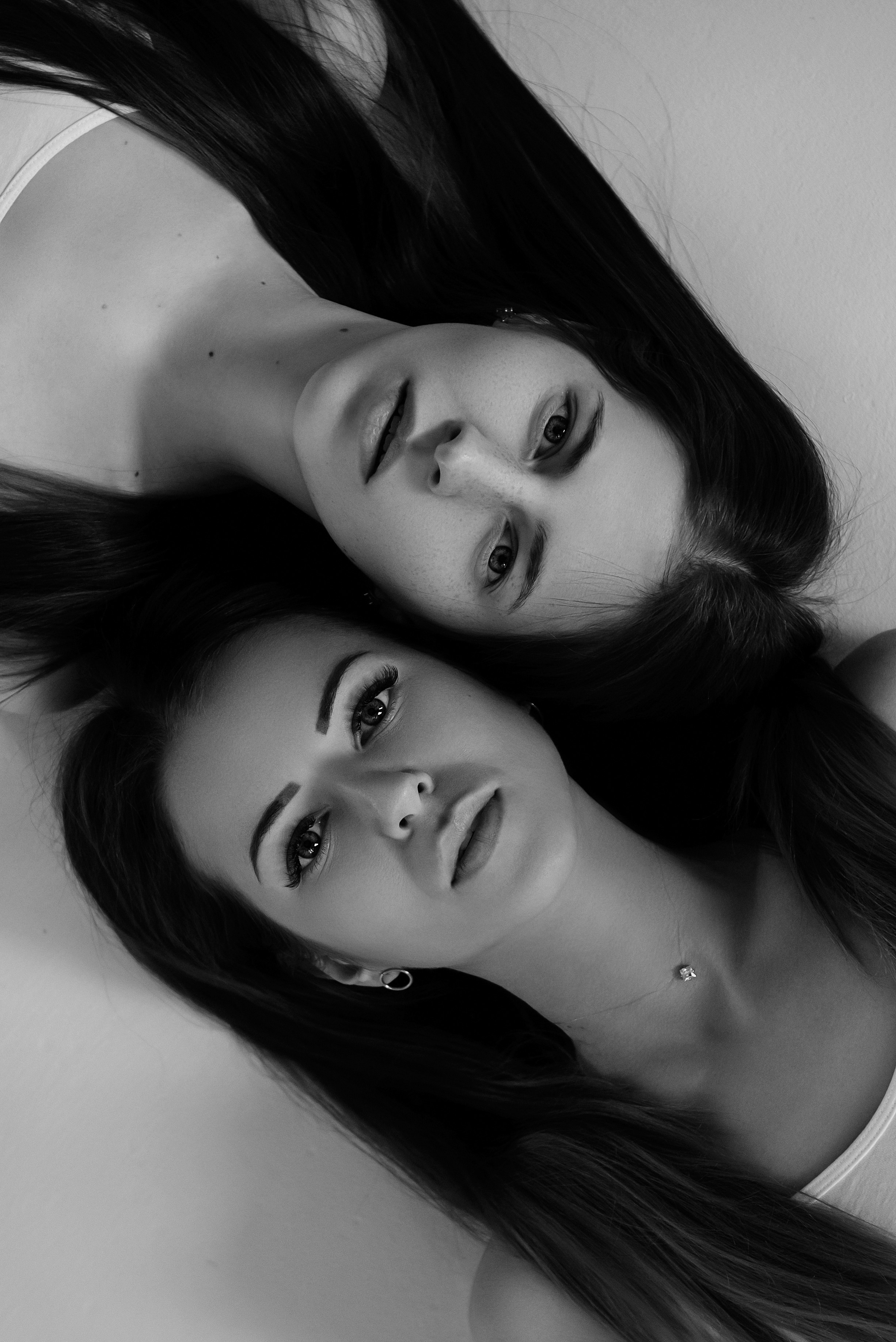 Черно-белая фотография  двух сестер крупным планом