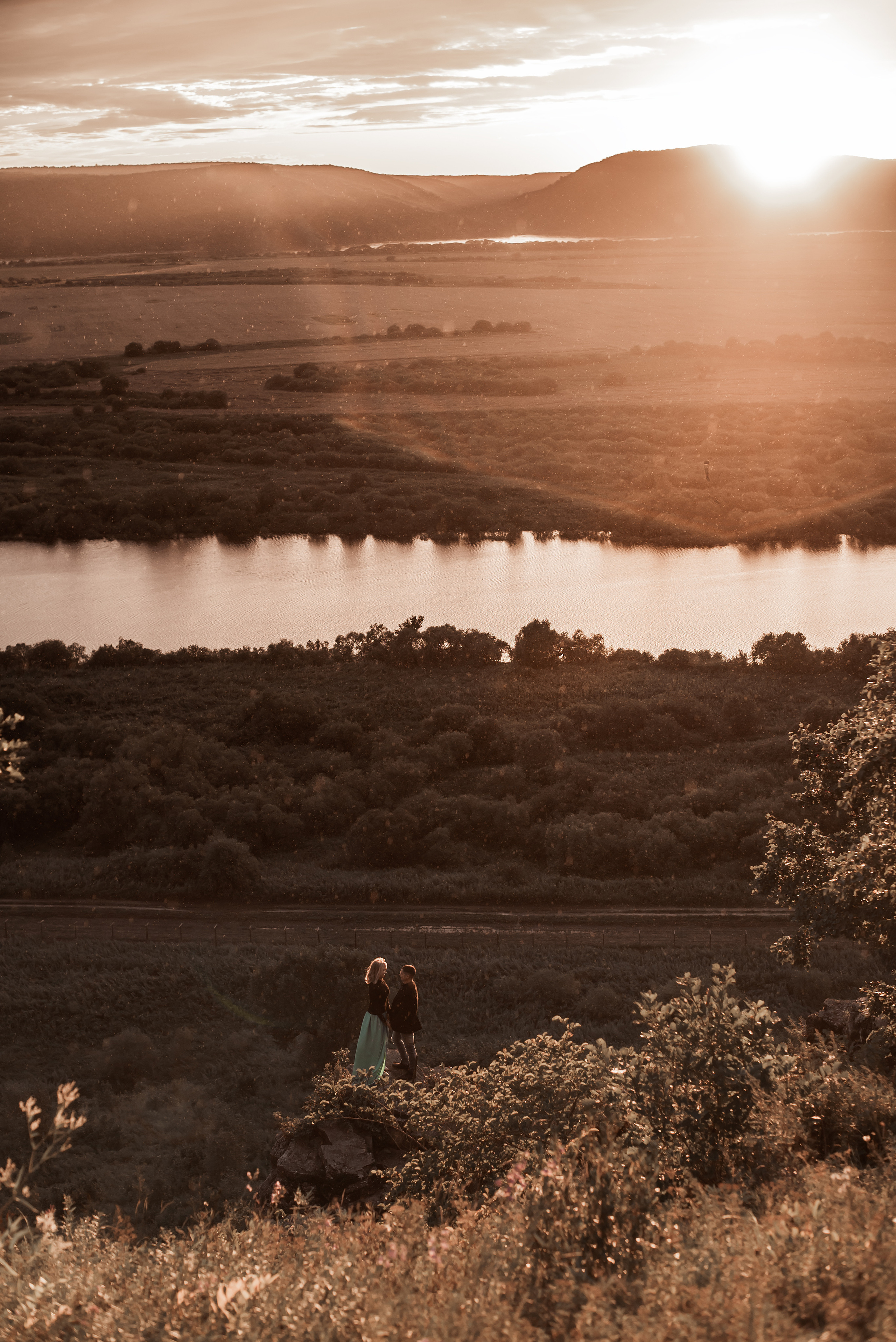 Панорамная фотография пары на закате