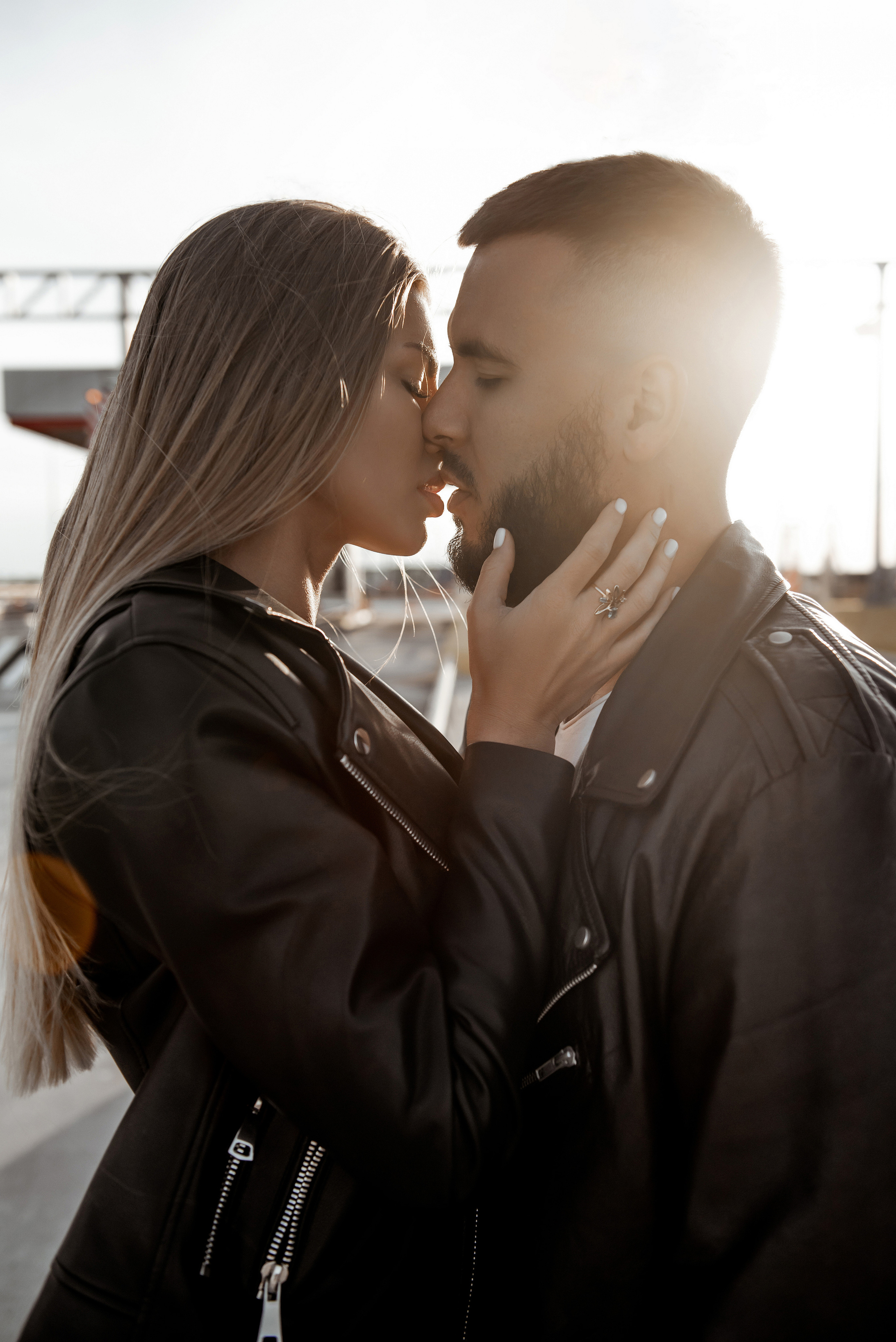 Поцелуй пары на закате