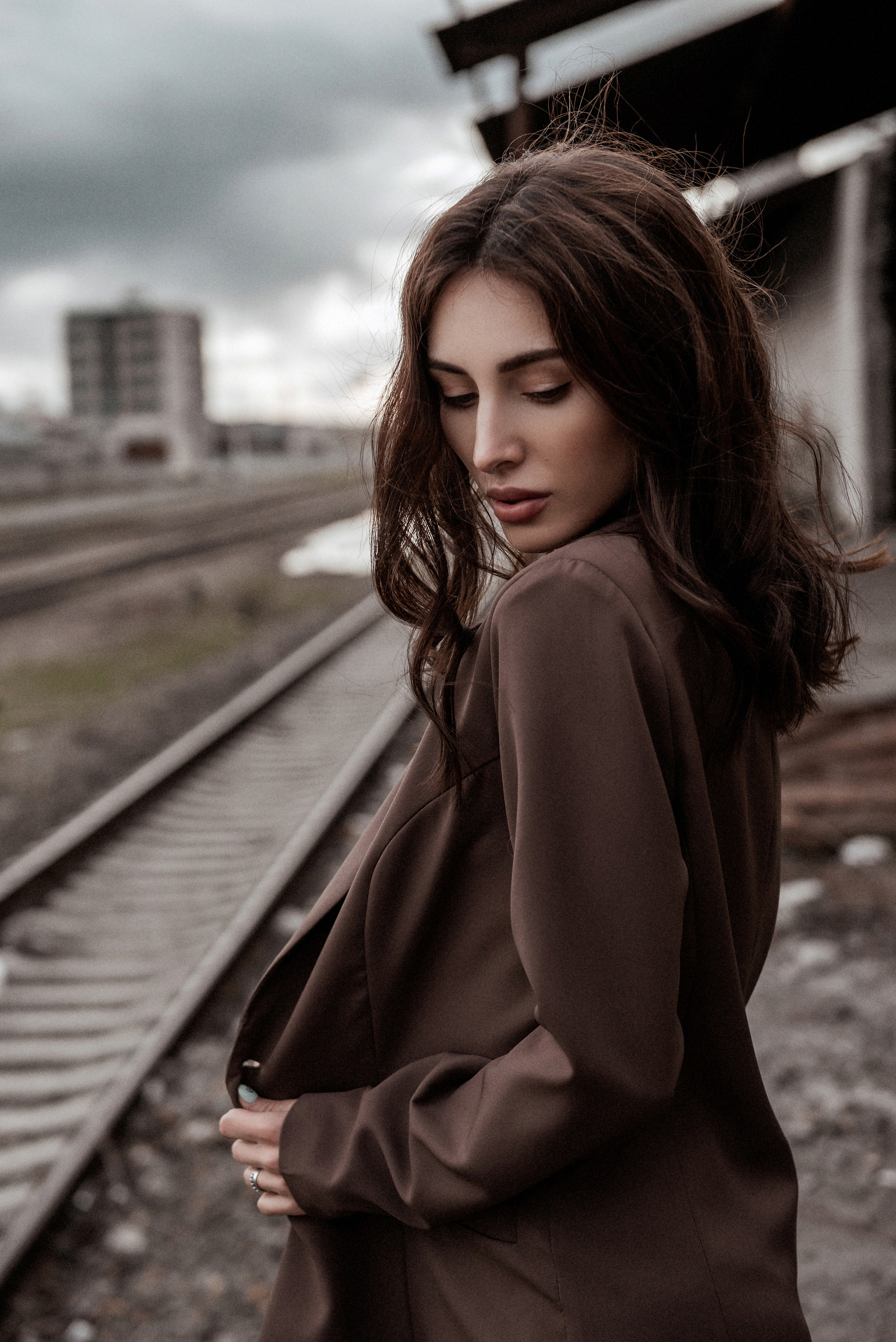 Городская съемка девушки в пиджаке и нижнем белье