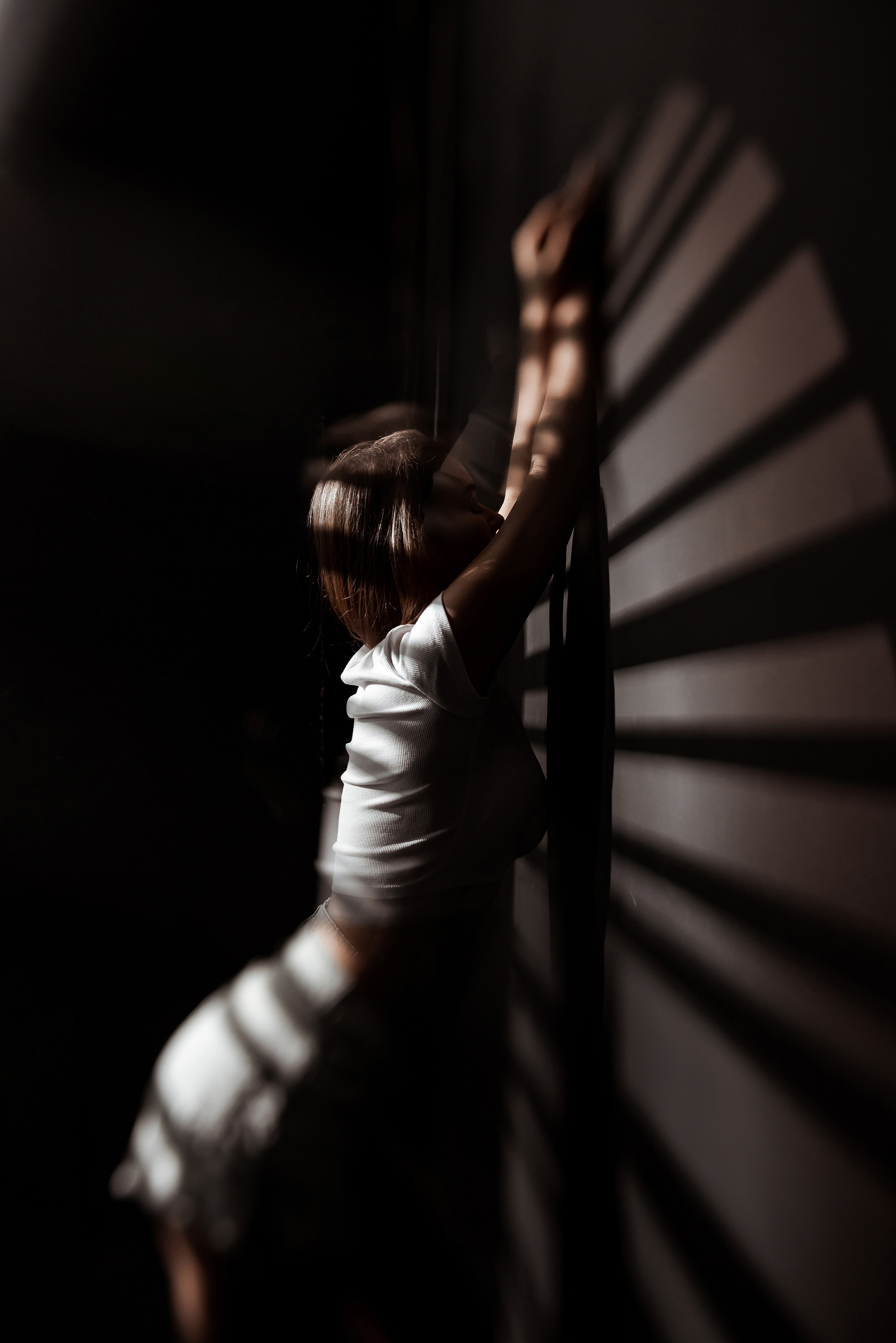 Девушка выгибает спину, студийная съемка с Гобо