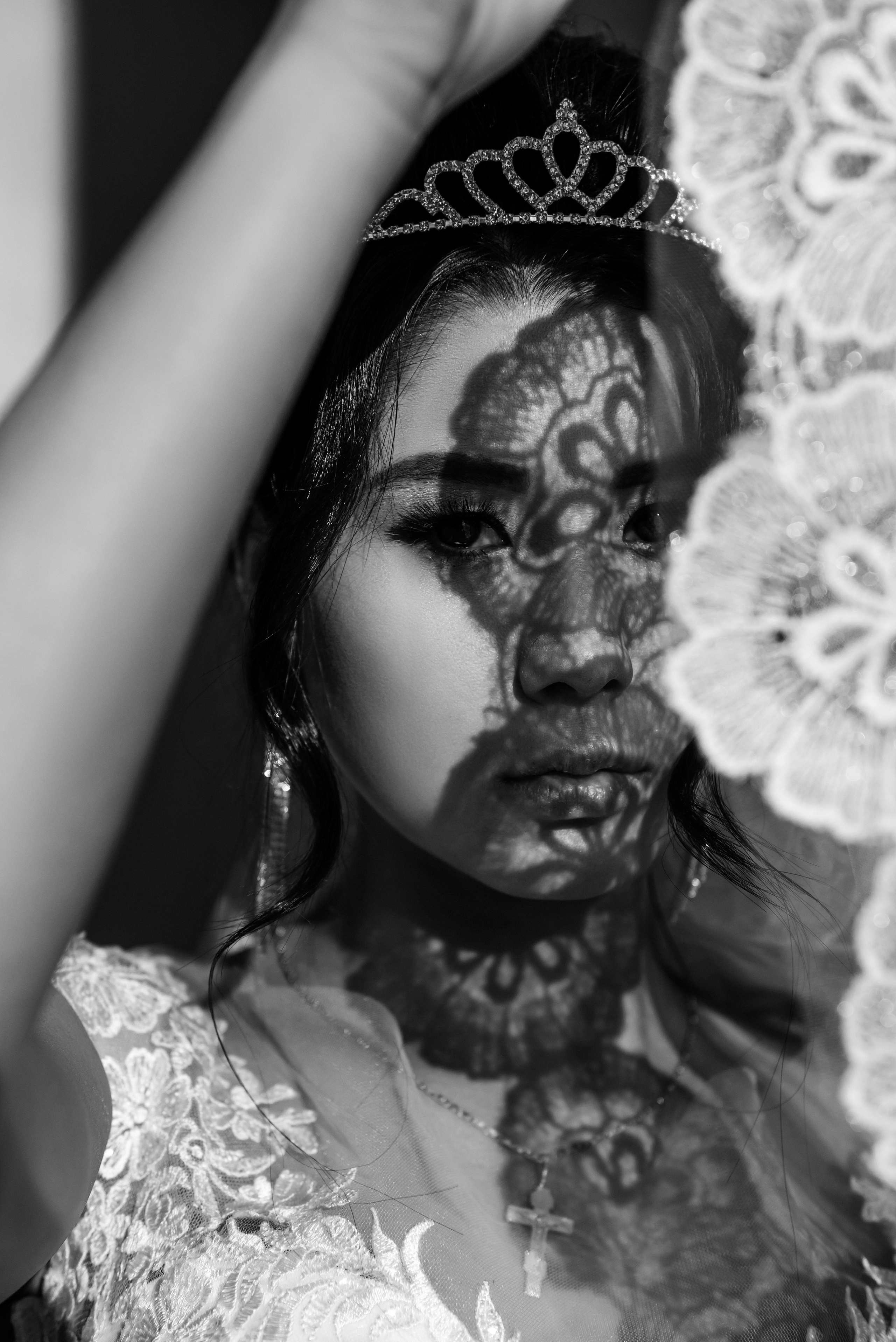 Студийный портрет невесты с тенью кружева на лице