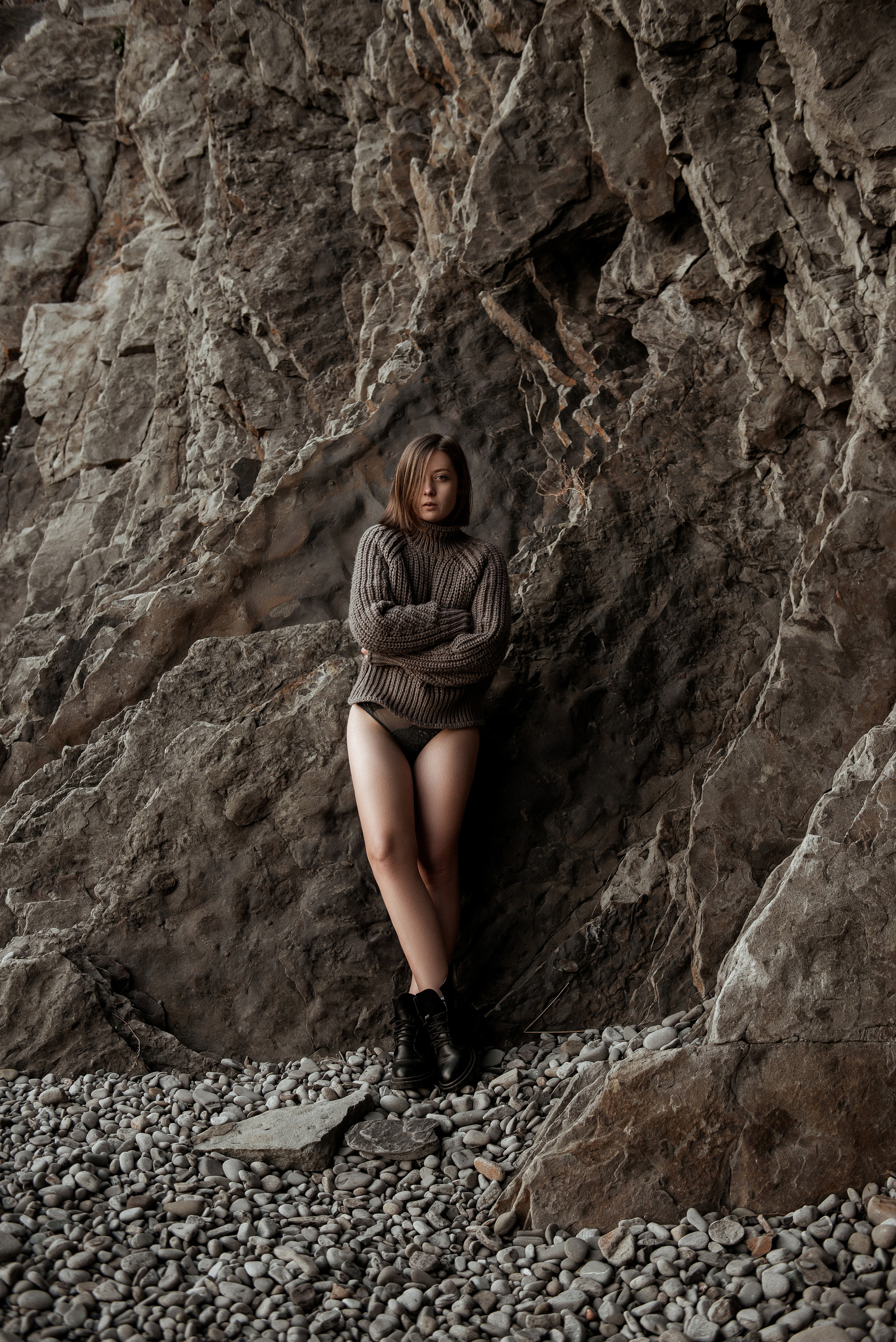 Фотосессия девушке в кофте и трусиках на море