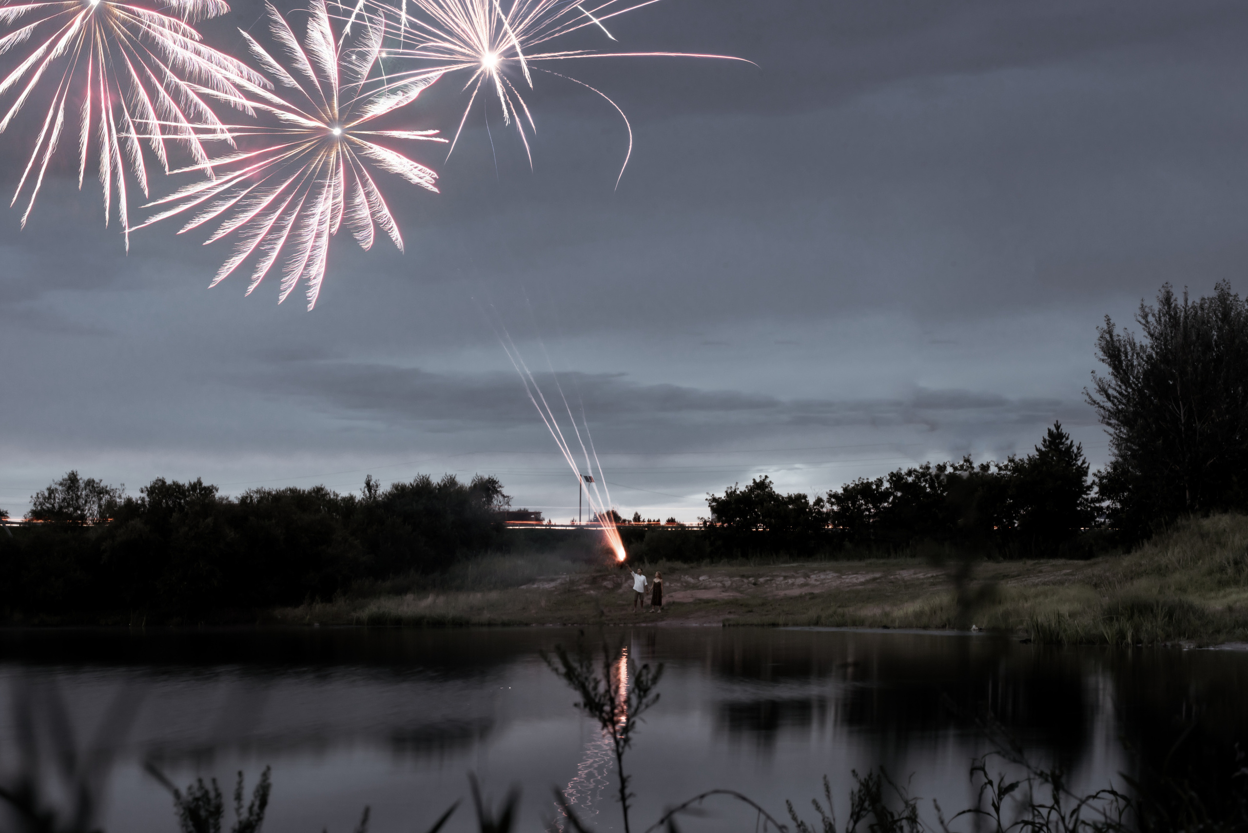 Фотография пары с фейерверком